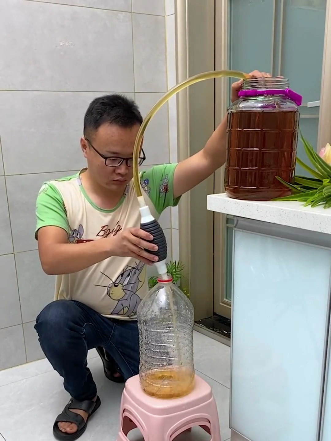 民间高手发明的抽油神器,按压一下就能快速抽水抽油!