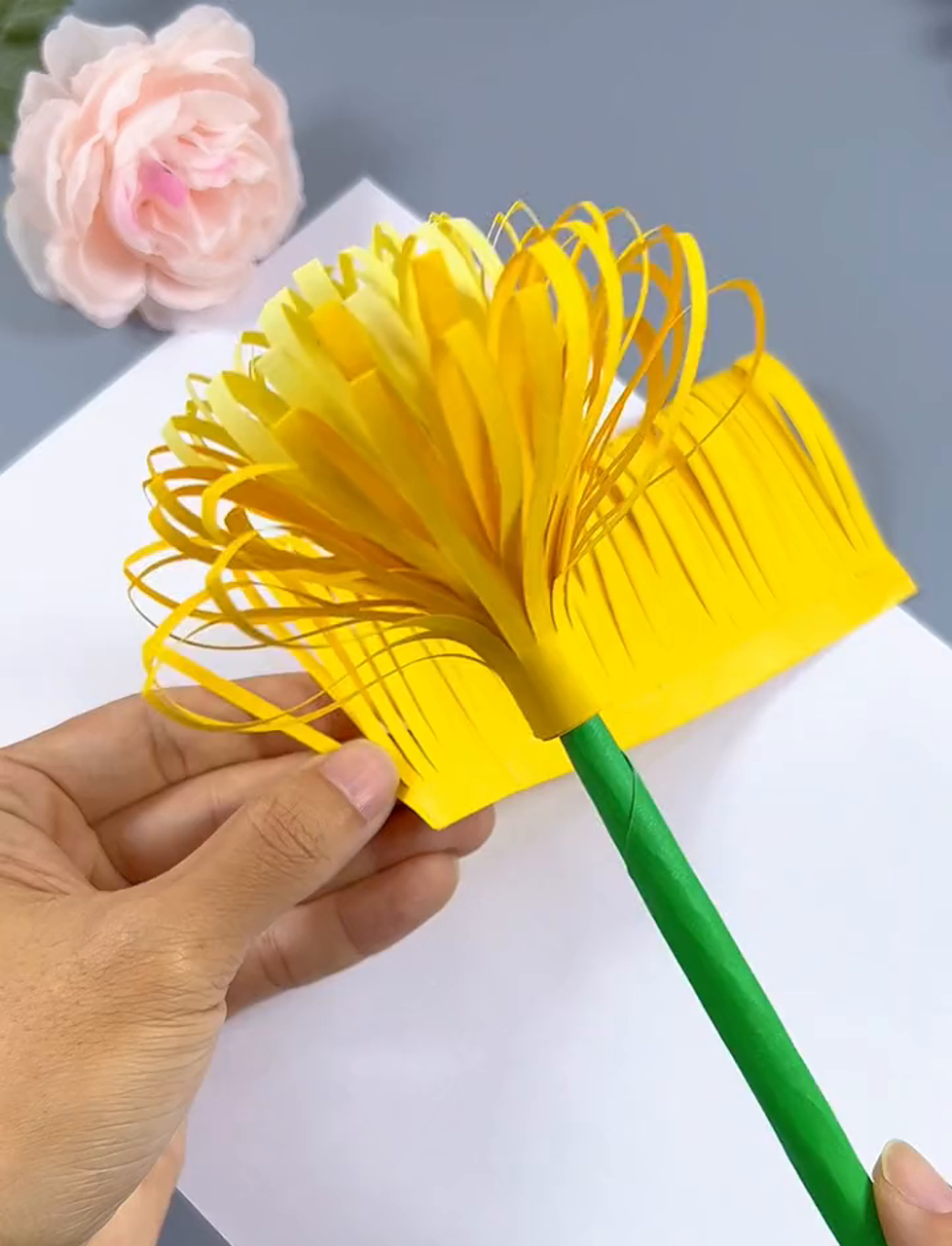 清明将至,和孩子一起动手折纸,制作漂亮的菊花吧!
