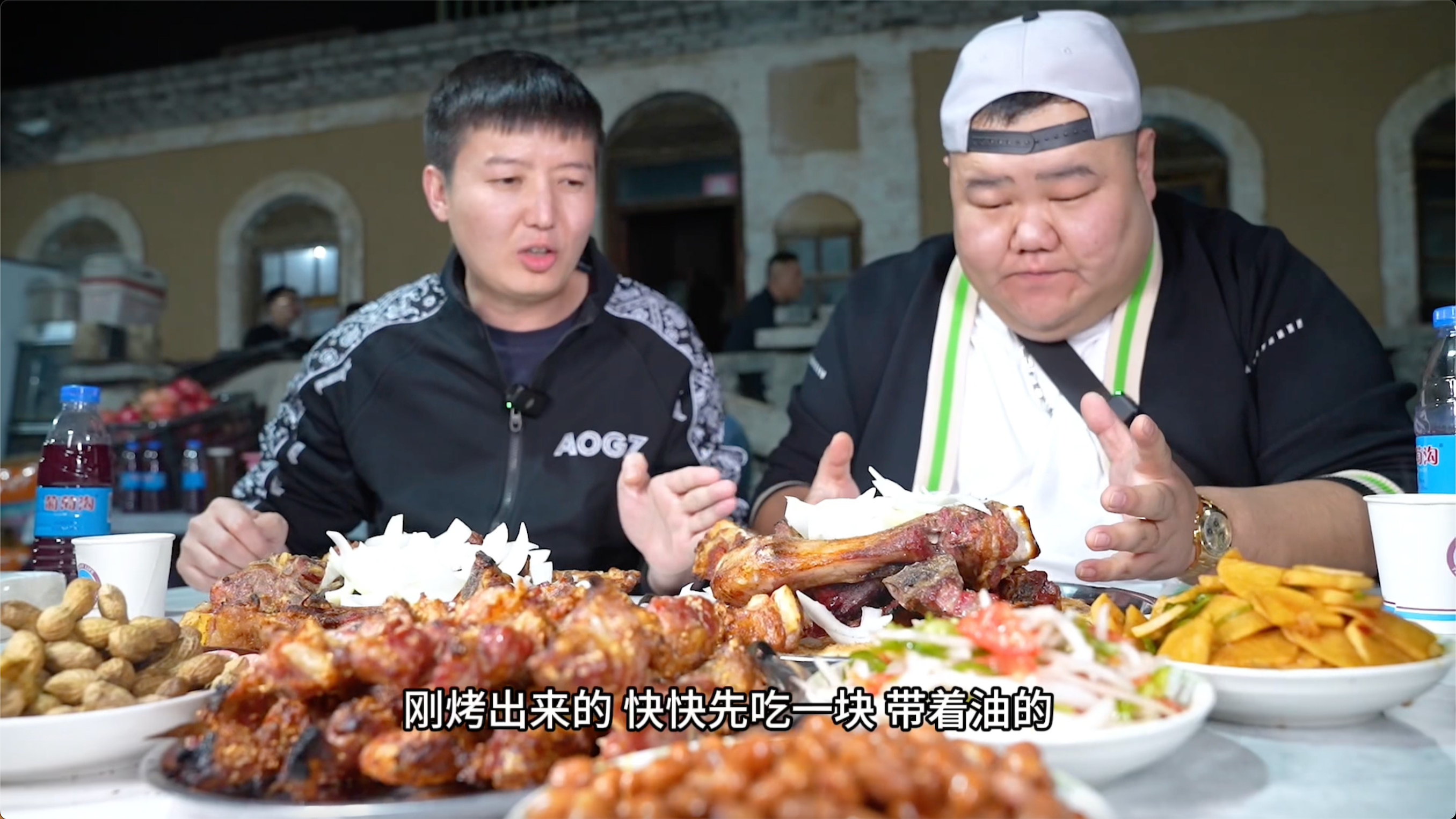 新疆淡嘴哥自己吃5块钱羊杂,朋友来直接500元架子肉安排,太攒劲