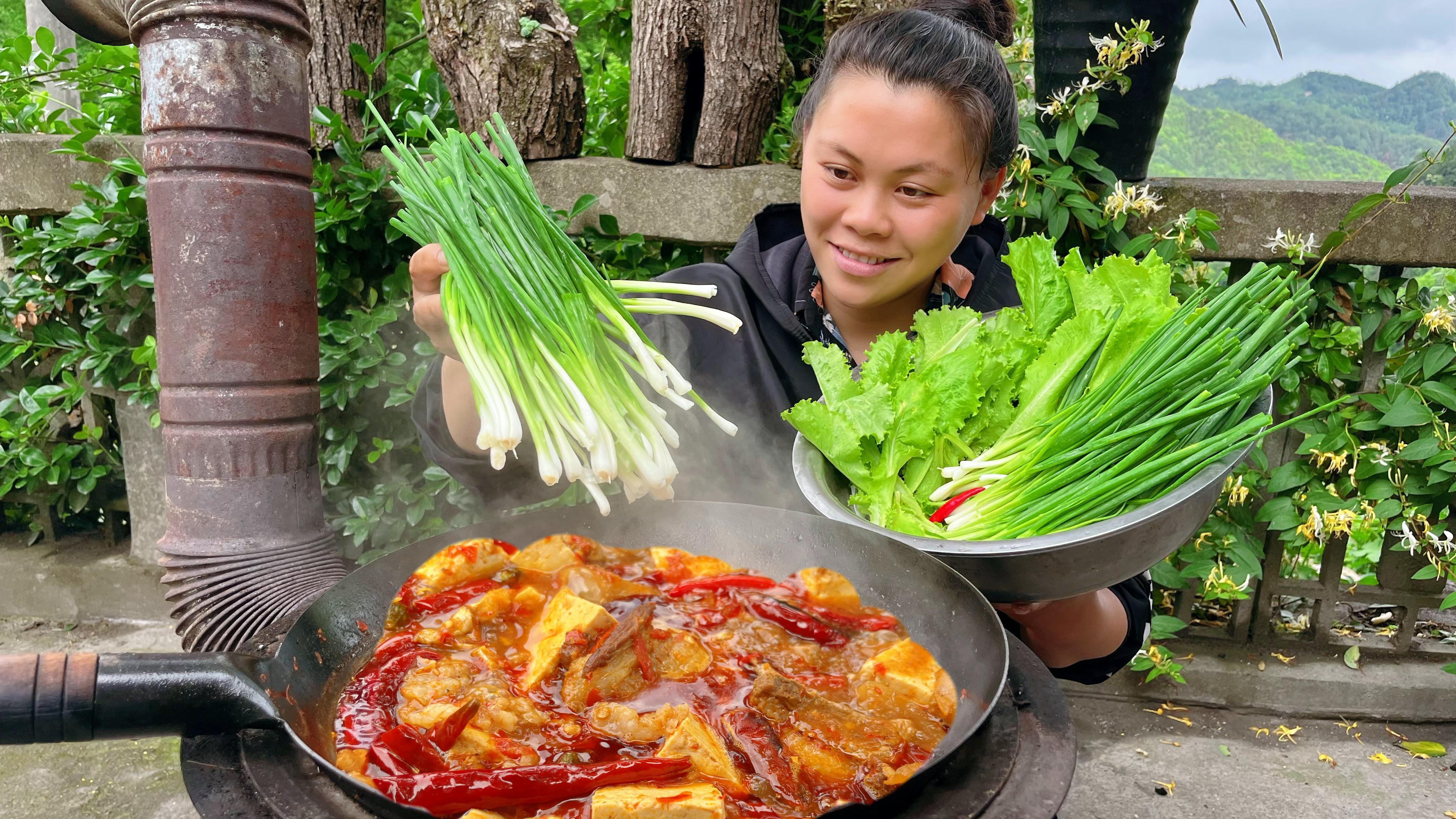 今天做个糟辣椒火锅,配上猪肉小葱和蔬菜,欧妹一人一锅吃到流汗