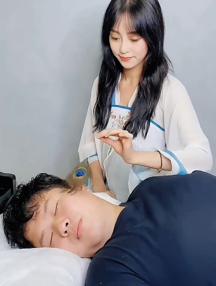 汉服小姐姐做采耳 手法简直不要太好 可惜我只能看看不能去-度小视