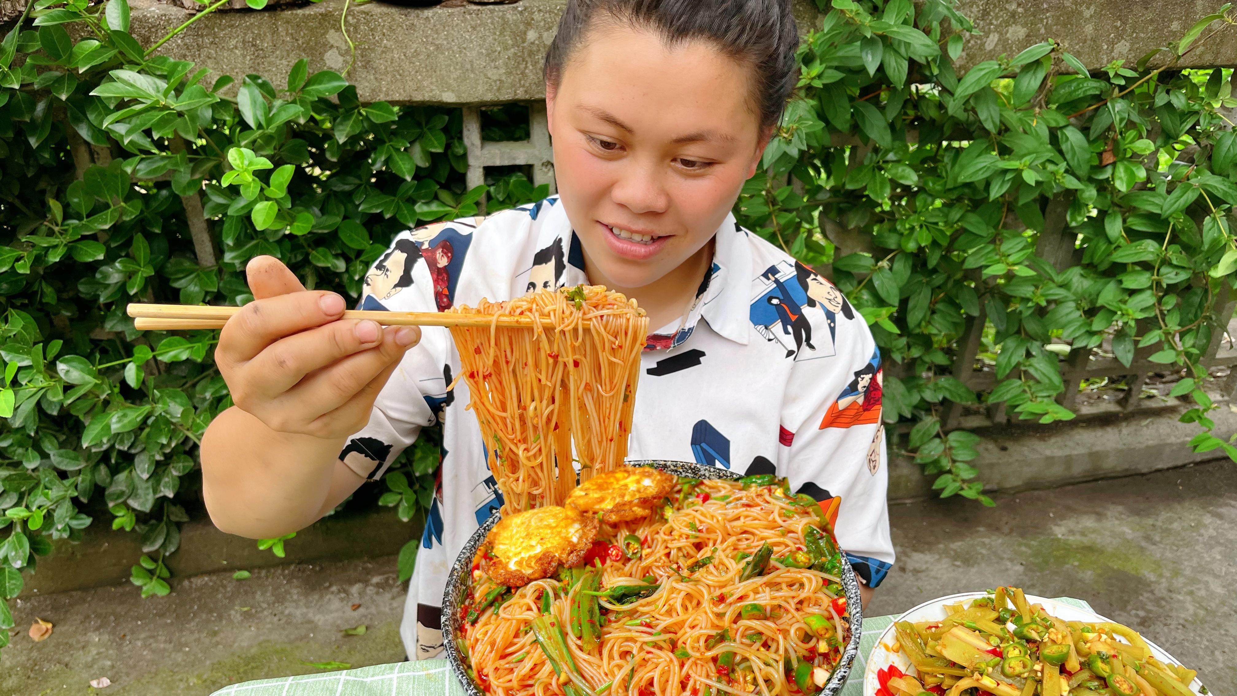 今天非常闷热,欧妹做个爆辣凉拌粉,配着贡菜和鸡蛋吃得真过瘾