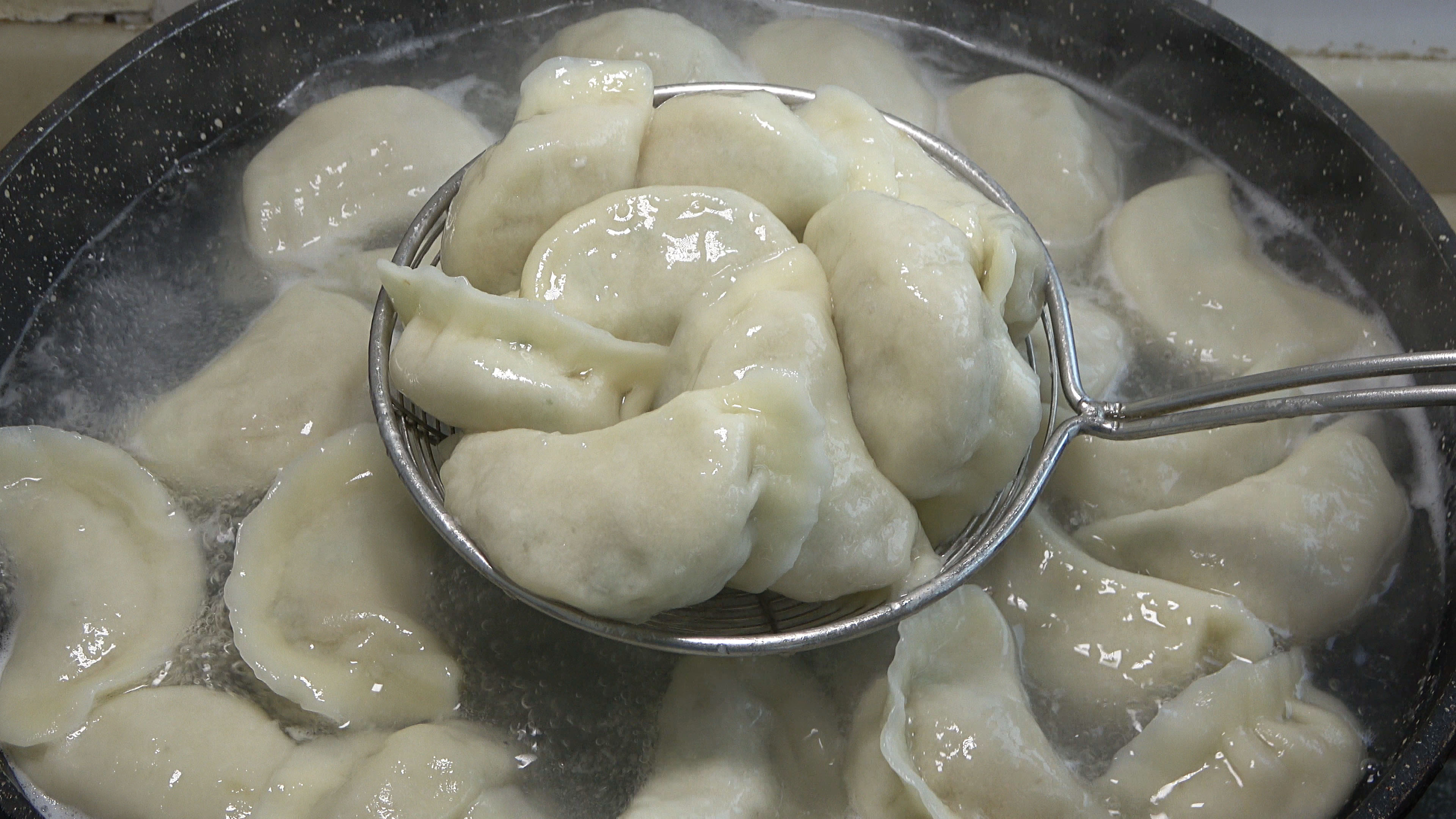 今天用土豆做了饺子,出锅没想到这么好吃,不吃撑都不想放筷子