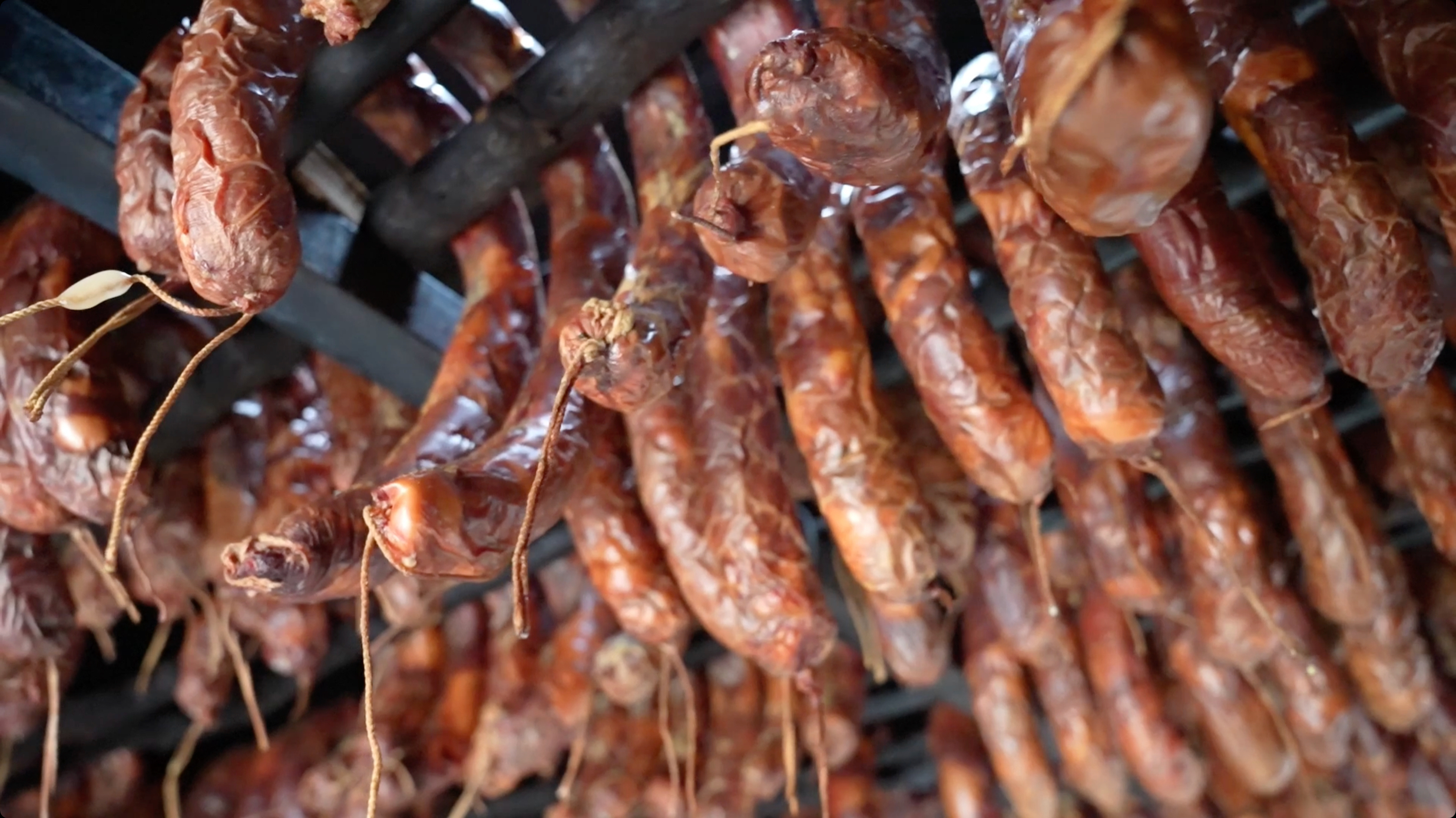 新疆正宗熏马肠怎么做?纯纯马肉灌满肠衣,果木熏制一天做五匹马