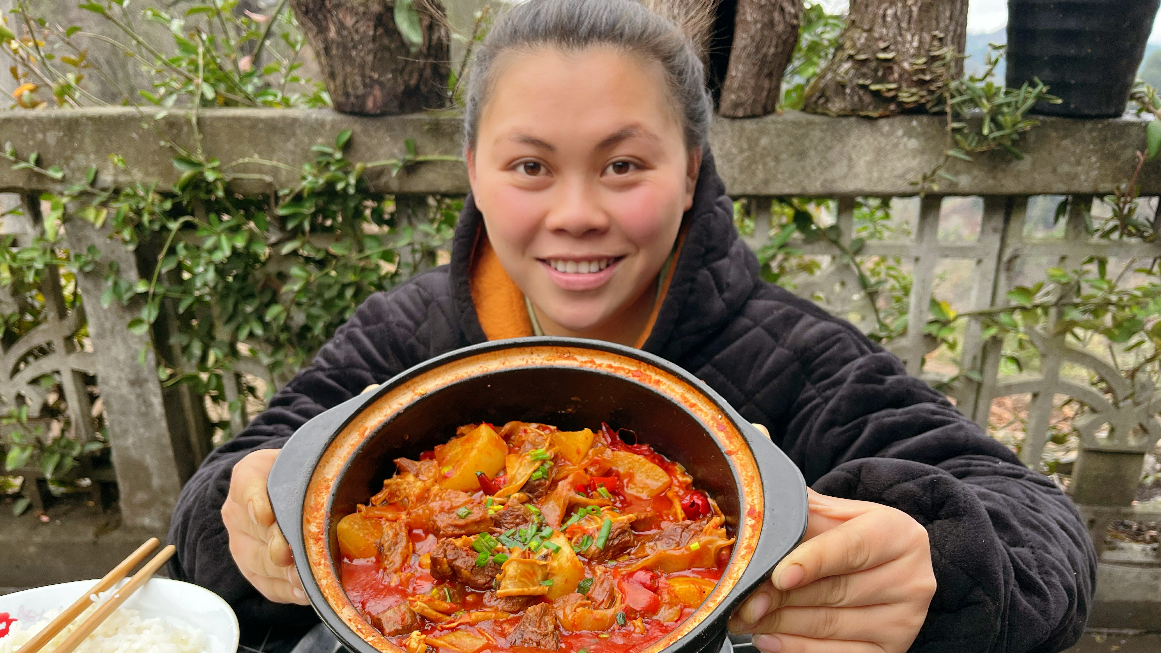 今天拿一块牛腩炖萝卜，加上西红柿和辣椒，香辣巨下饭欧妹吃两碗