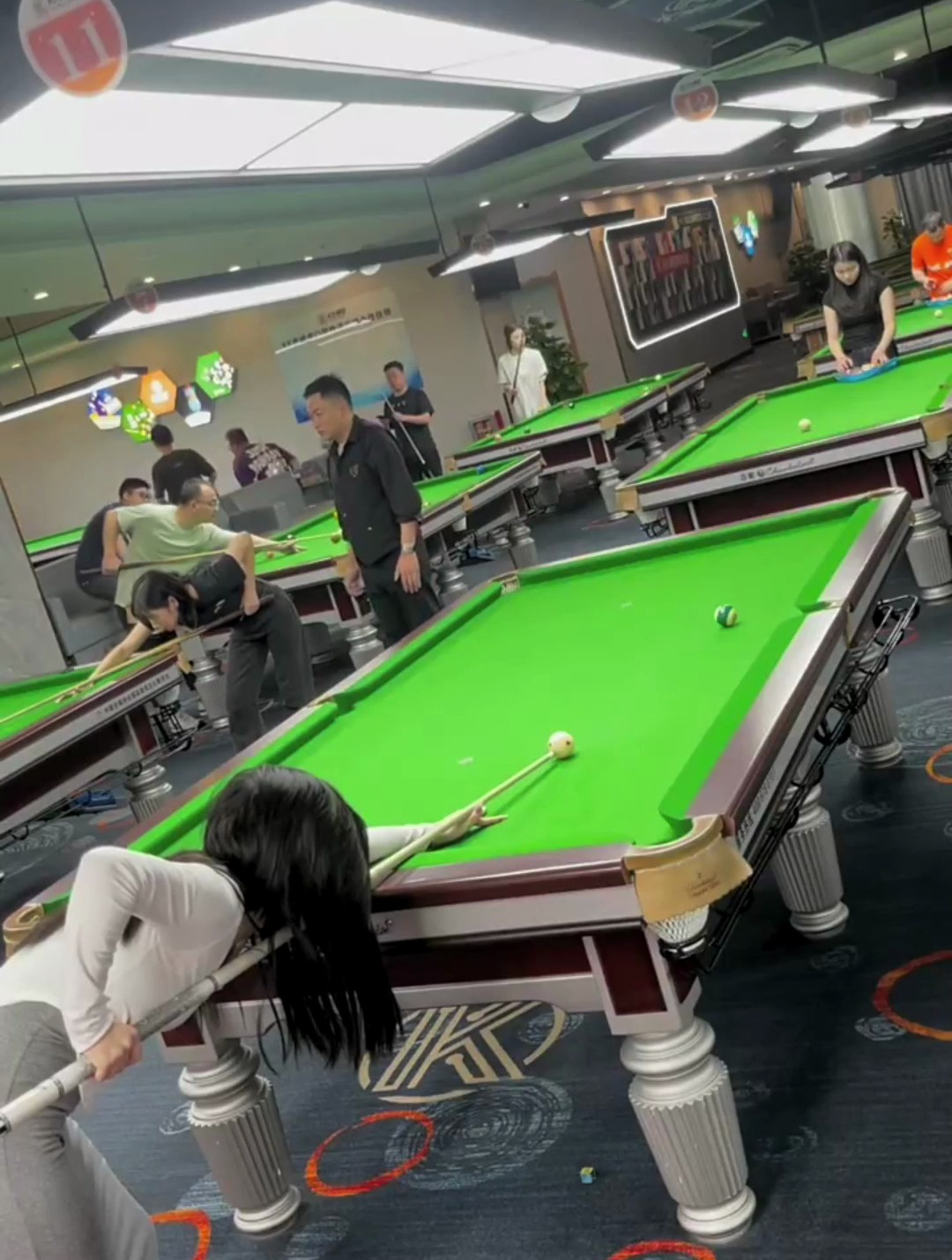 小姐姐打台球这操作的技术一般男生比不过
