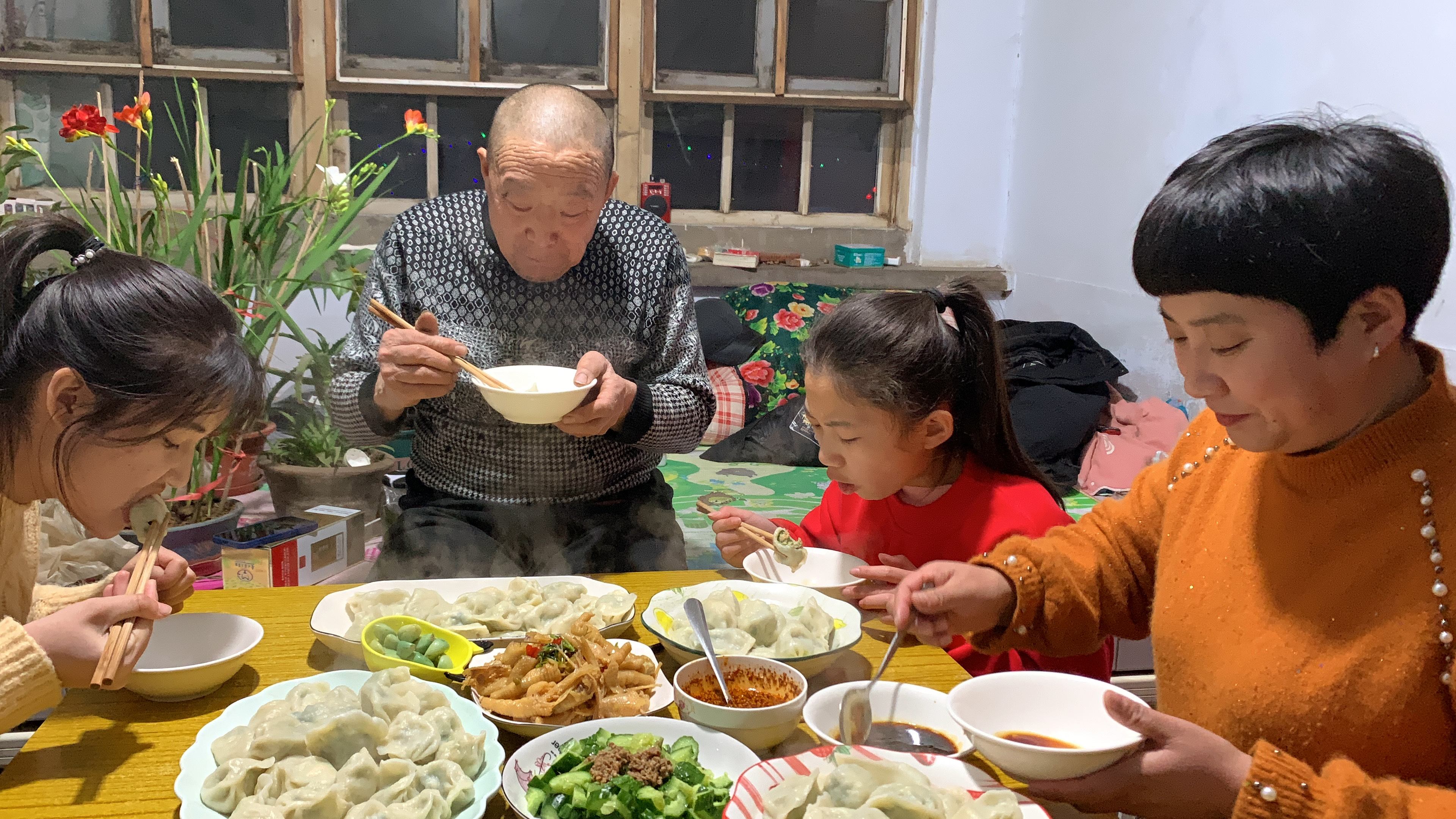 大红灯笼高高挂,张灯结彩过新年,三鲜饺子端上桌全家脸上笑呵呵