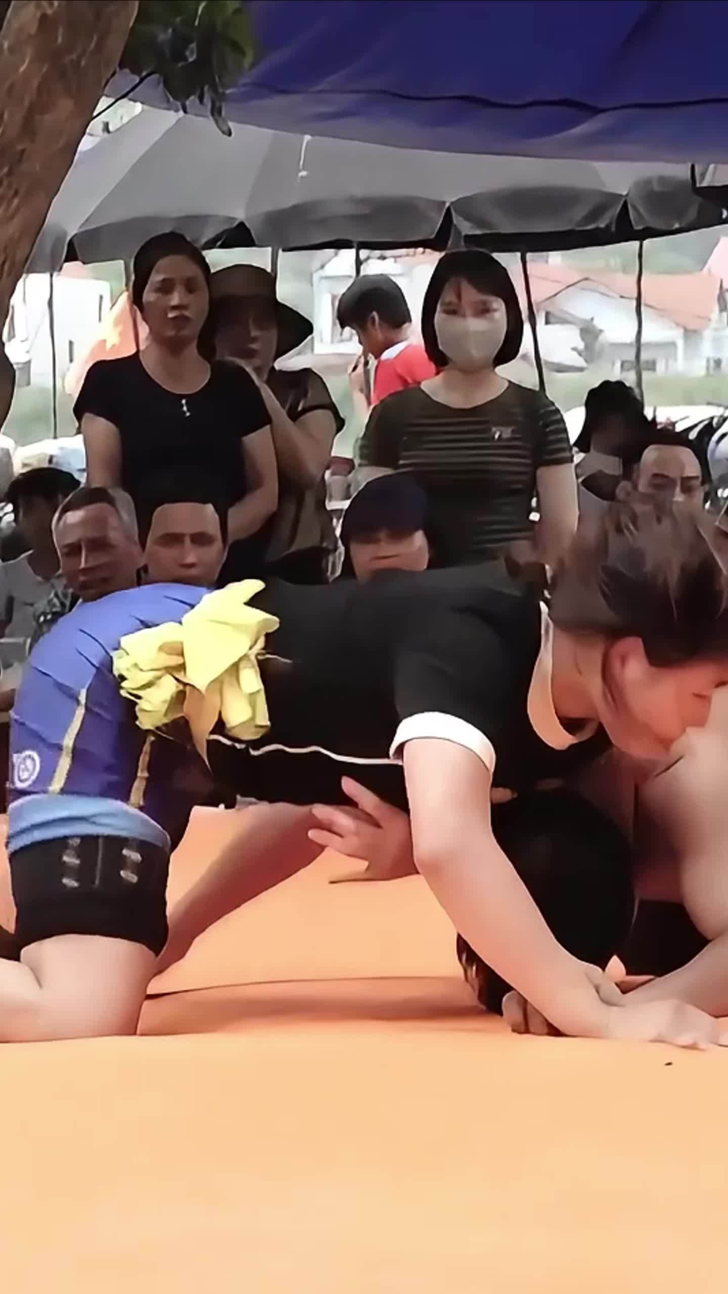 男女混合摔跤比赛