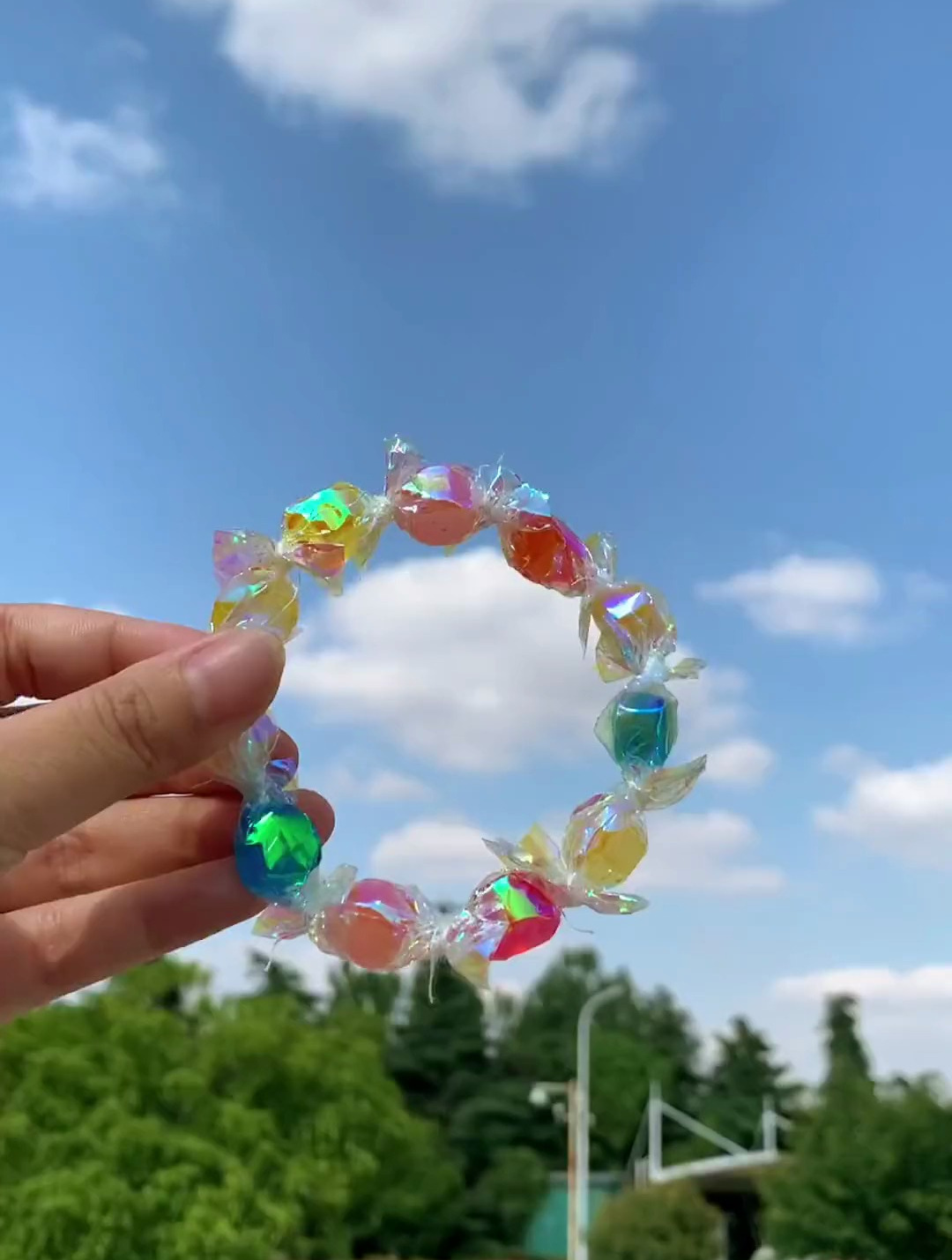 用糖果做一条五彩糖果手链给宝贝玩过六一的仪式感