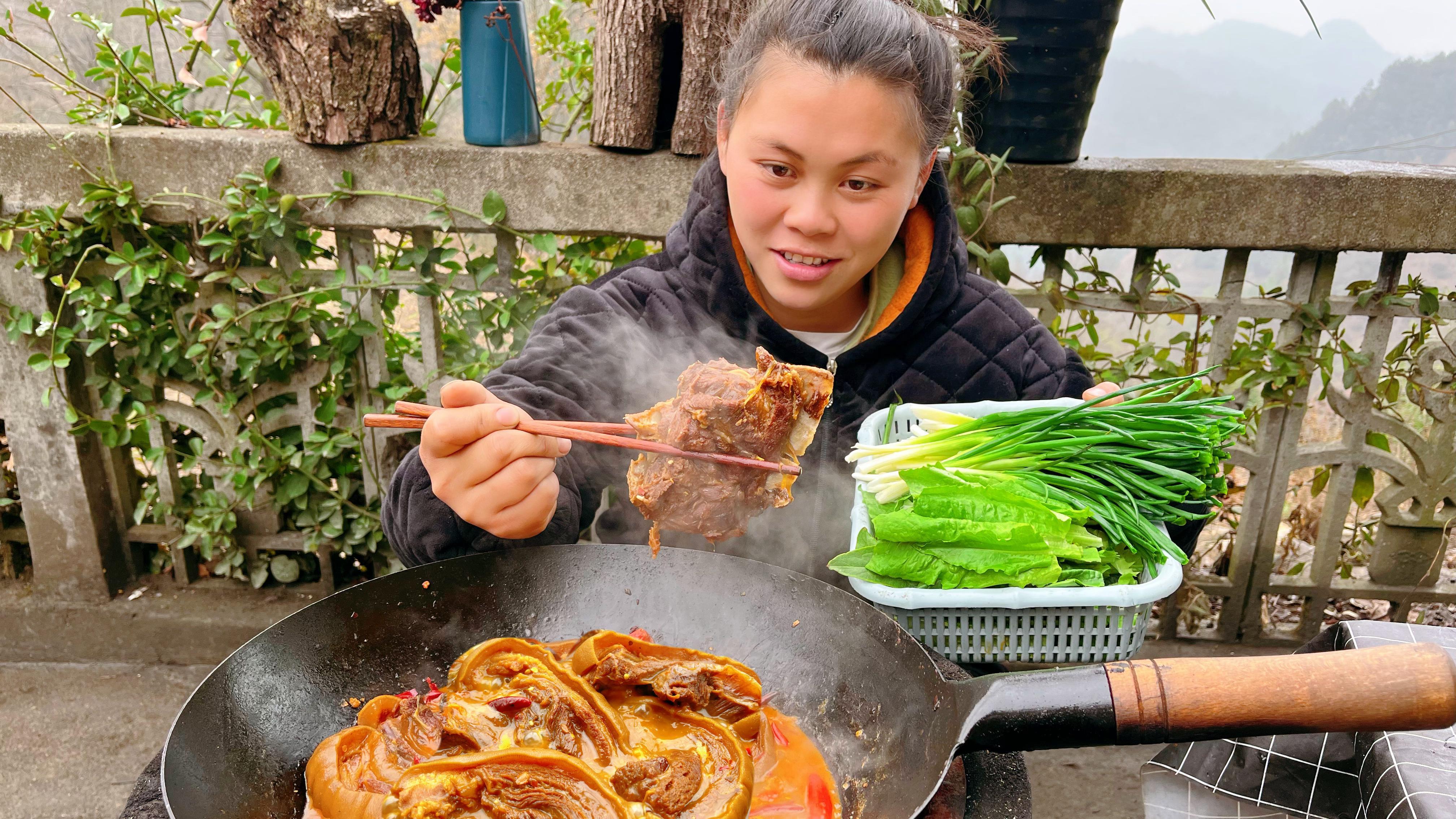 欧妹拿一块带皮羊肉,加堆辣椒做一锅酸汤羊肉,大口吃肉直呼过瘾