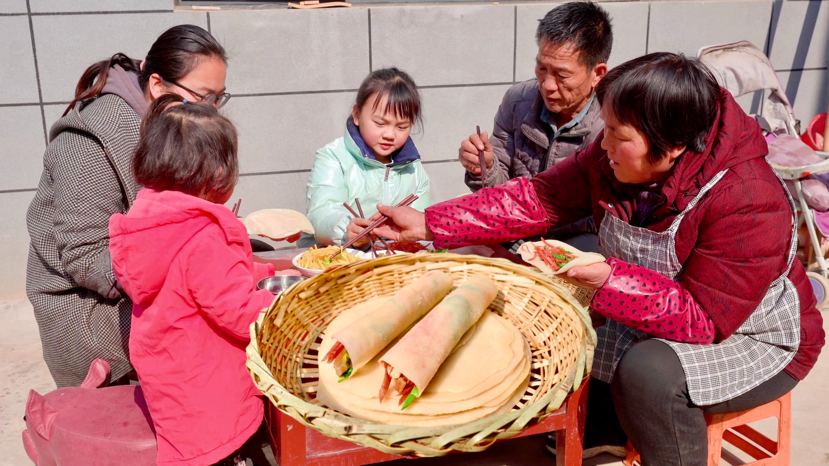 立春了,蒸一些春饼卷菜吃,柔软劲道又美味!