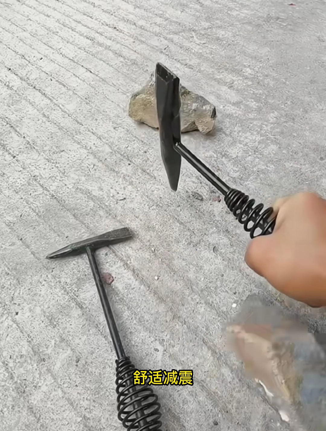 电焊师傅清理焊渣也有专用工具了,还真别小瞧它的存在!