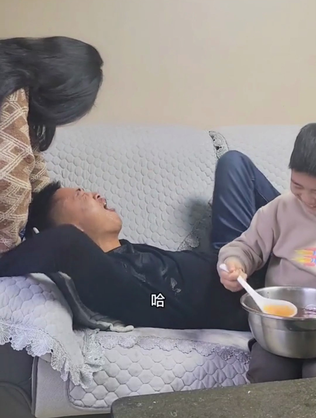 儿子喂爸爸喝药,网友:最后老爸说实话了吗?-度小视