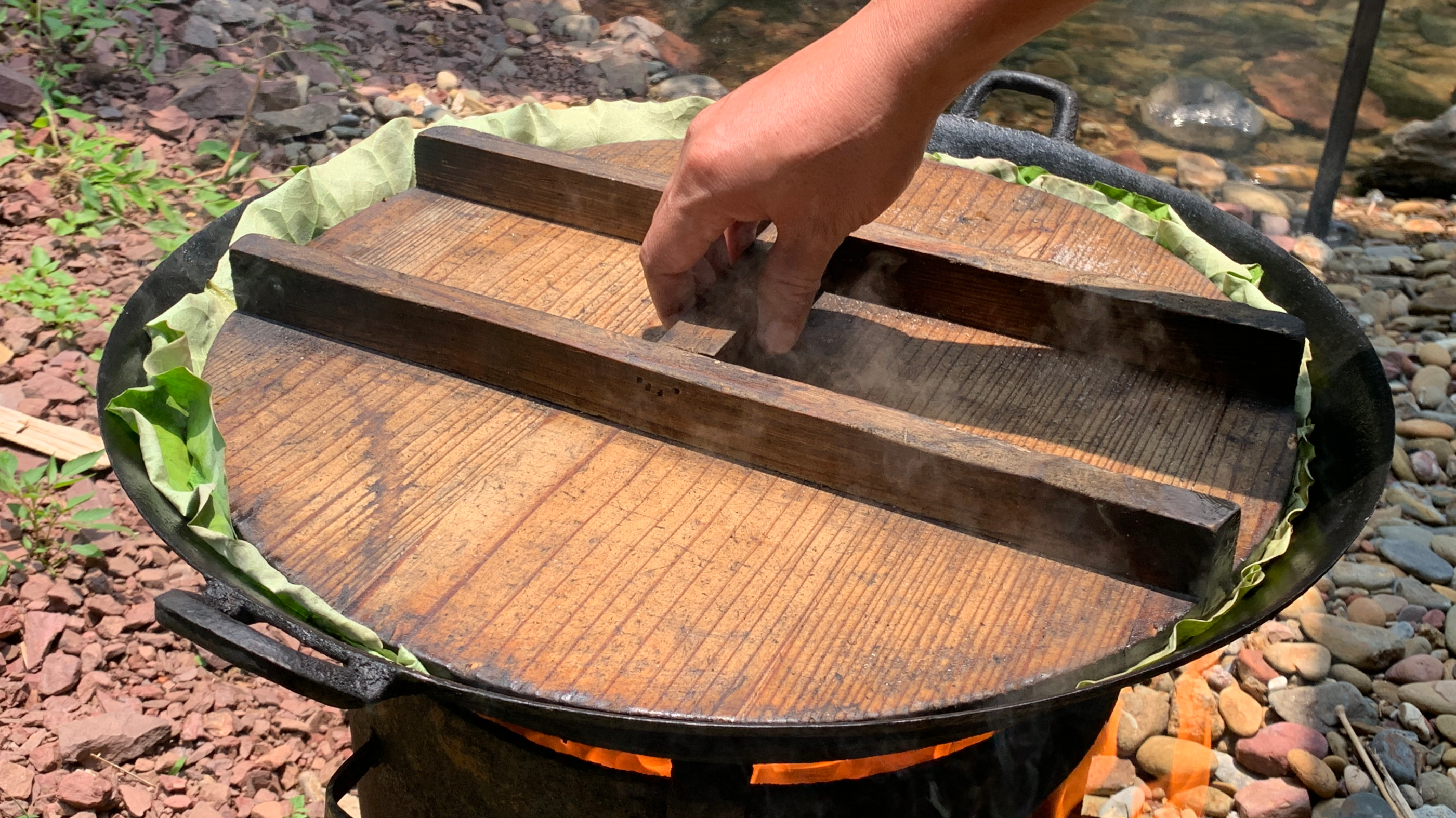 吃了几十年的米饭,头一次见这种做法,轻轻拿开锅盖时,看饿了