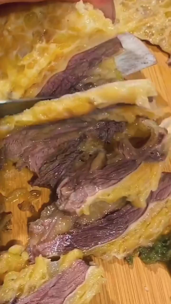 第一次去内蒙,看到表哥准备的黄膘牛排,说啥也得喝上两杯-度小视