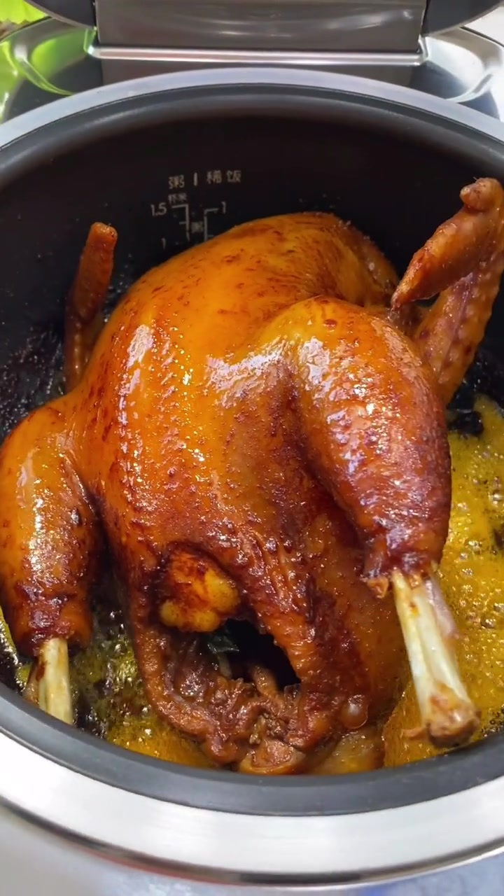 无需一滴油和水的电饭锅焖鸡-度小视