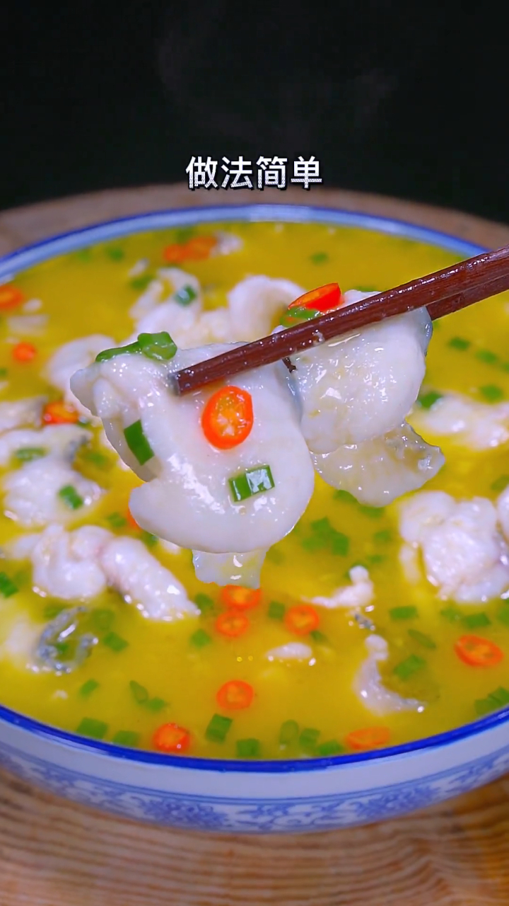 酸汤黑鱼的做法,片鱼改刀,腌鱼上浆做好了,鱼肉滑嫩,酸爽开胃-度小视