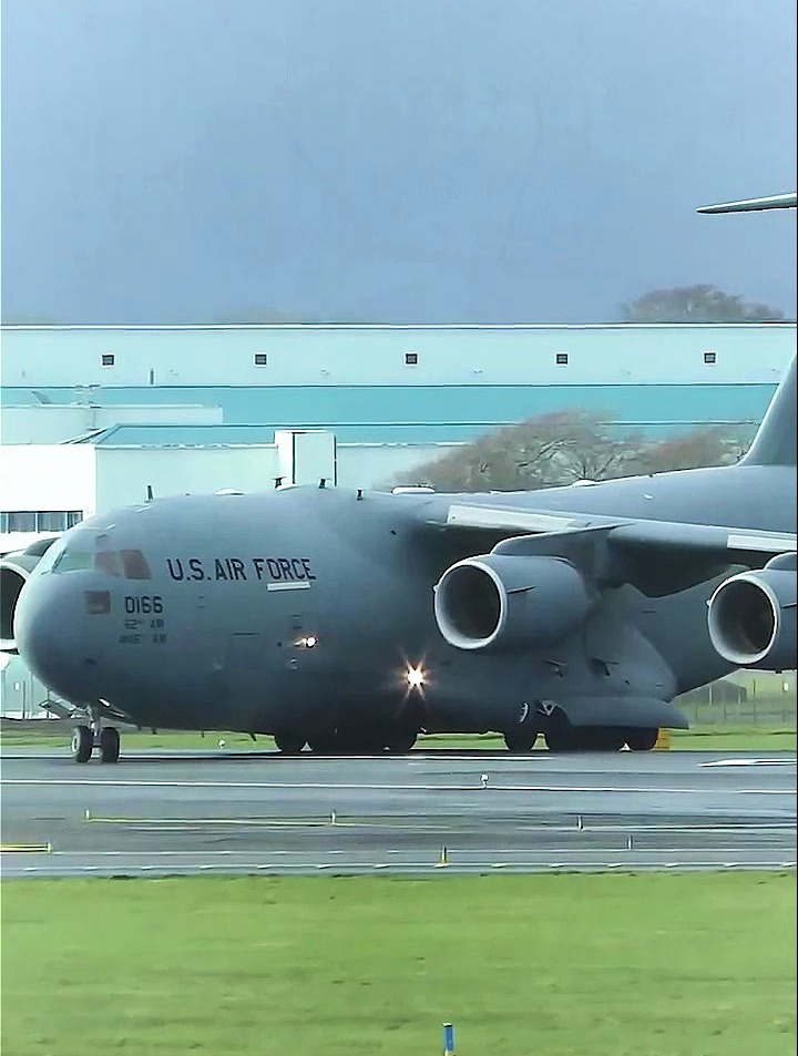 近距离拍到一口气能塞进800多人的军用运输机c17-度小视