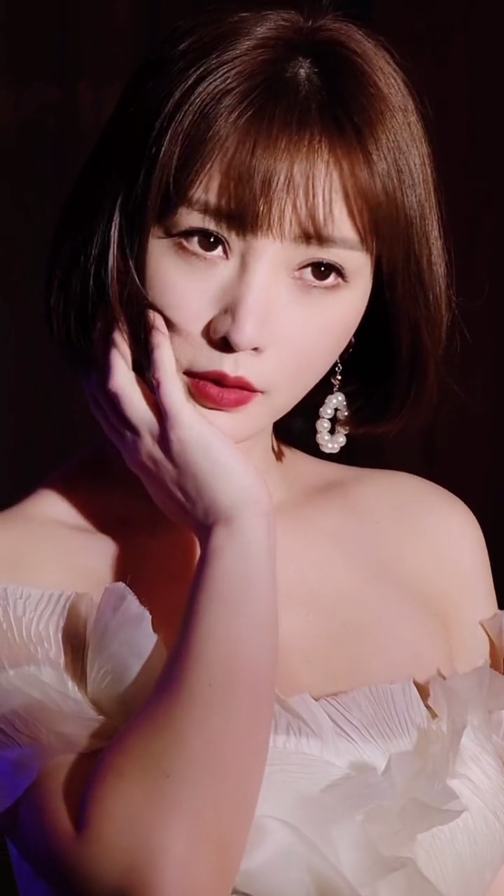 柳岩短发焕然一新,要颜值有颜值,要身材有身材!-度小视