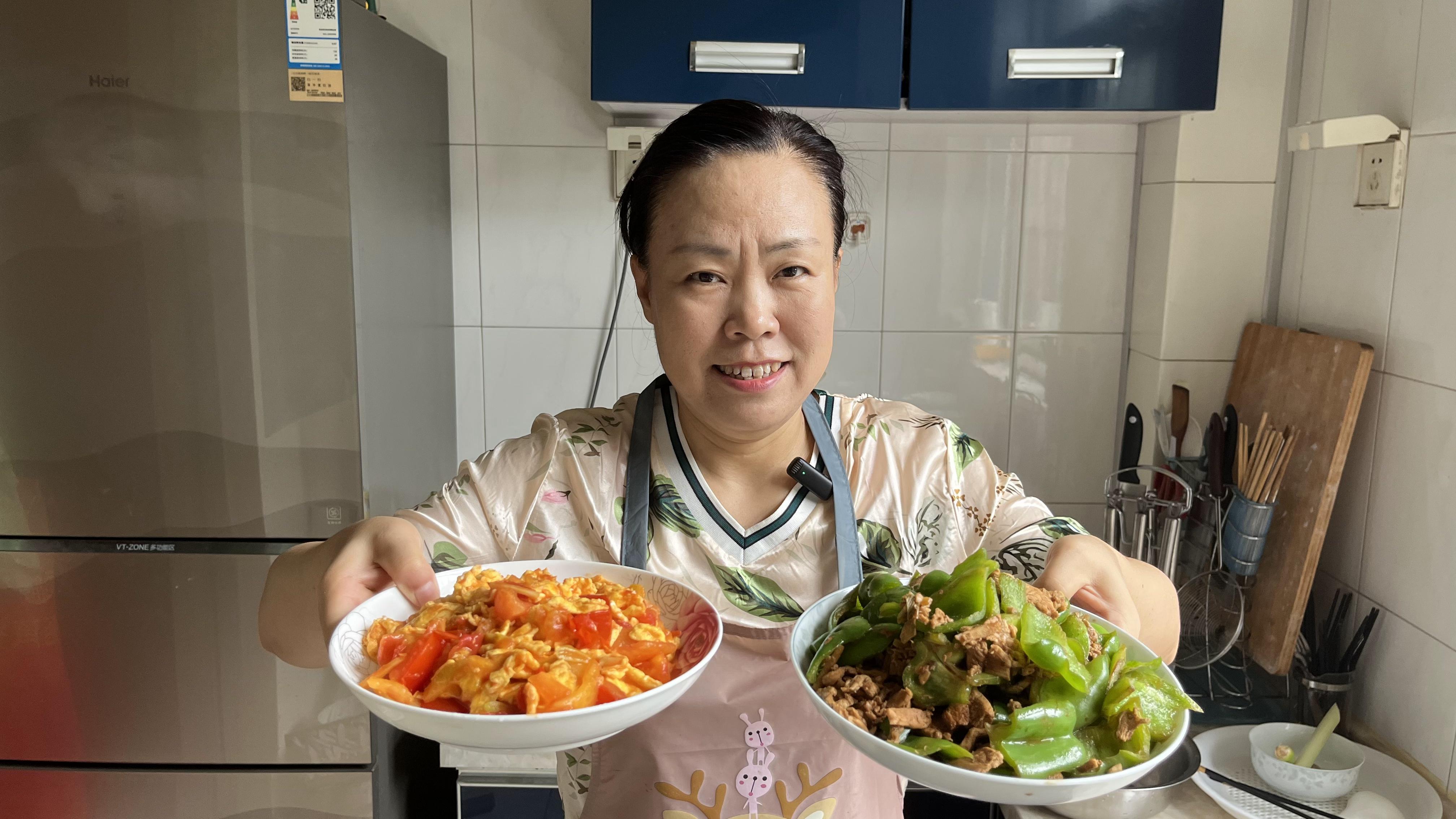 今天做了一个西红柿炒鸡蛋和青椒炒鸡胸肉,减脂期健康食谱