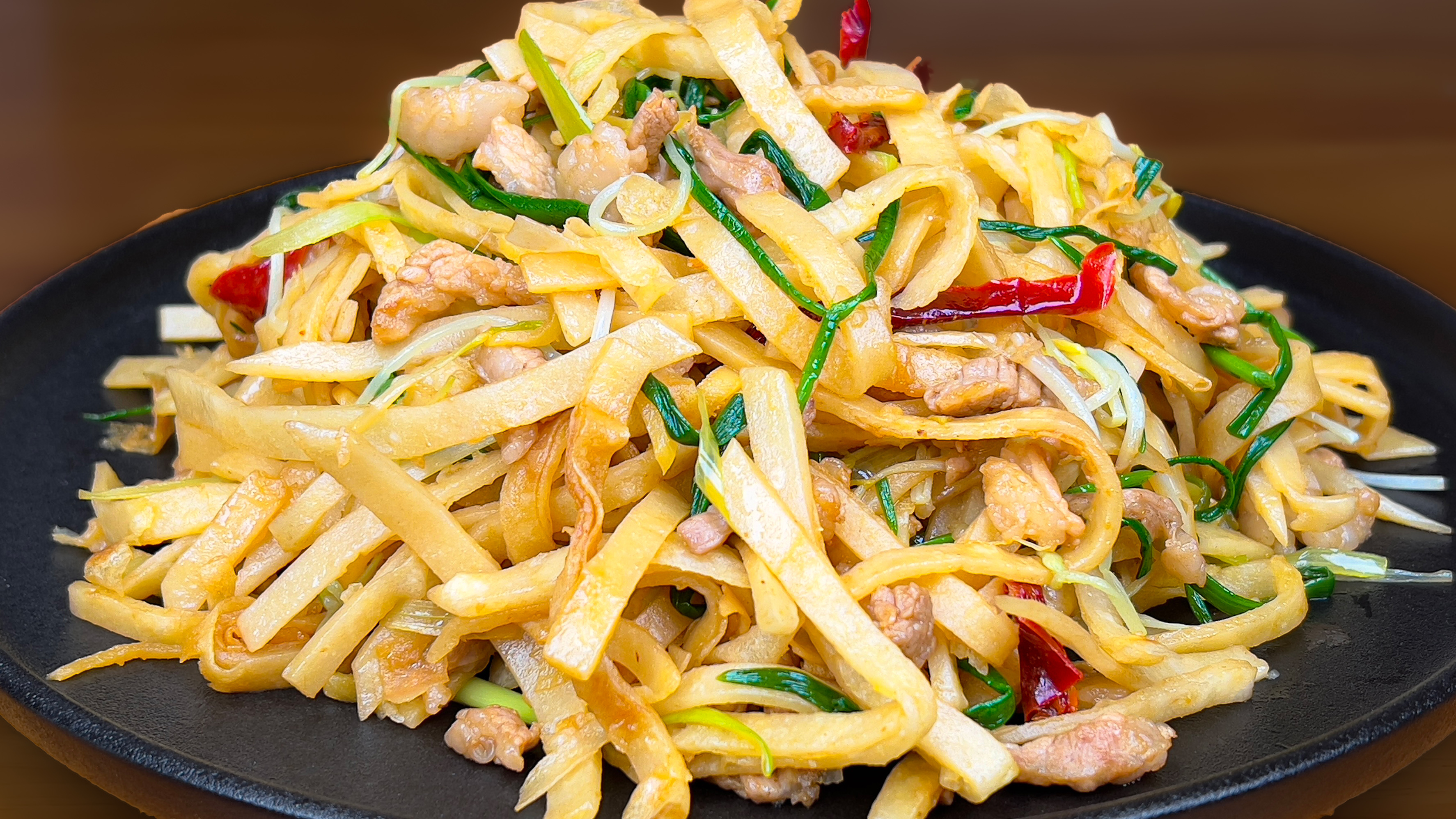 北方有名的焖饼，教你在家做，色泽光亮油润，饼丝筋道入味好吃