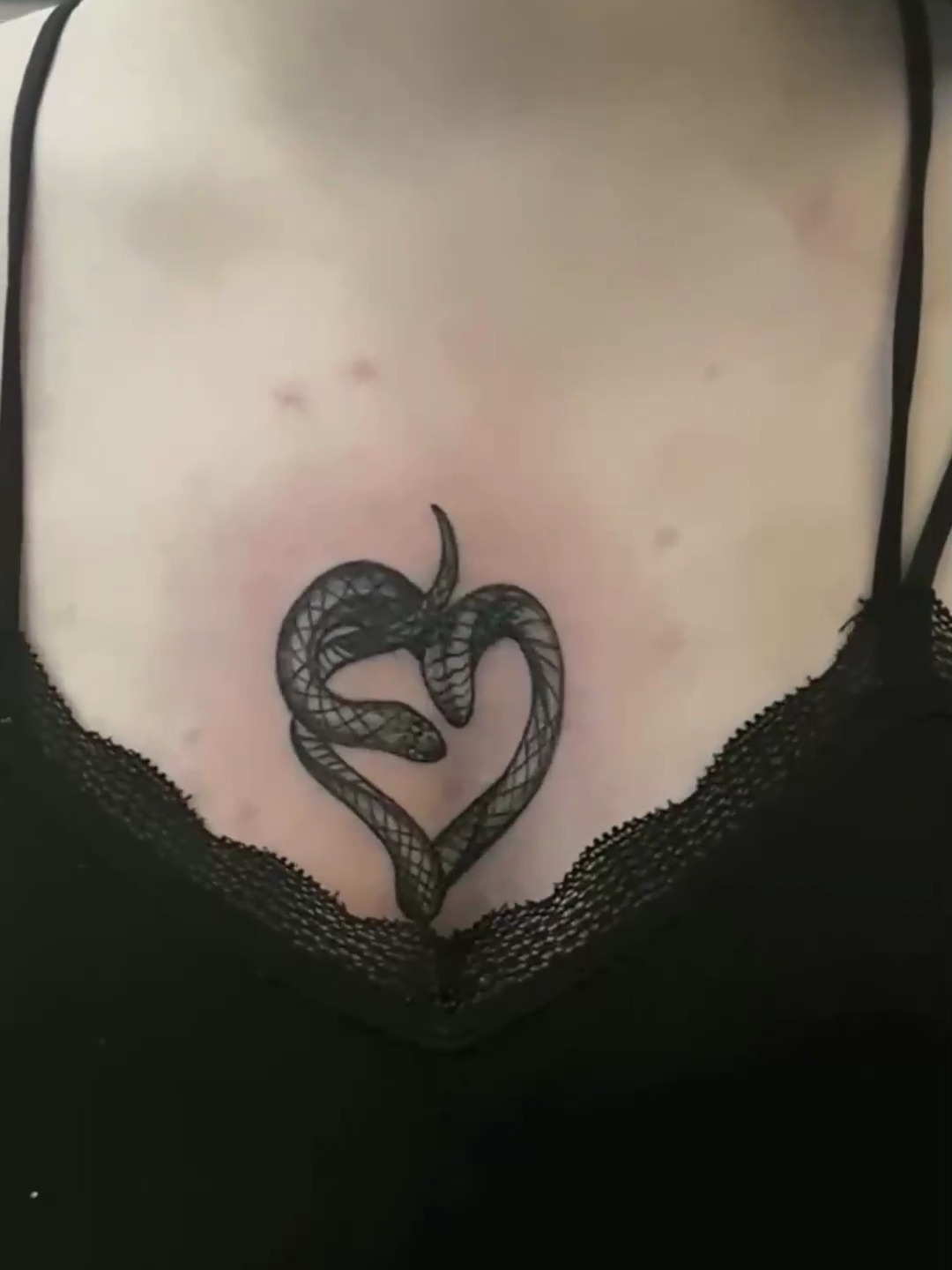 小姐姐前胸纹身太个性了,添加了一份诱惑!