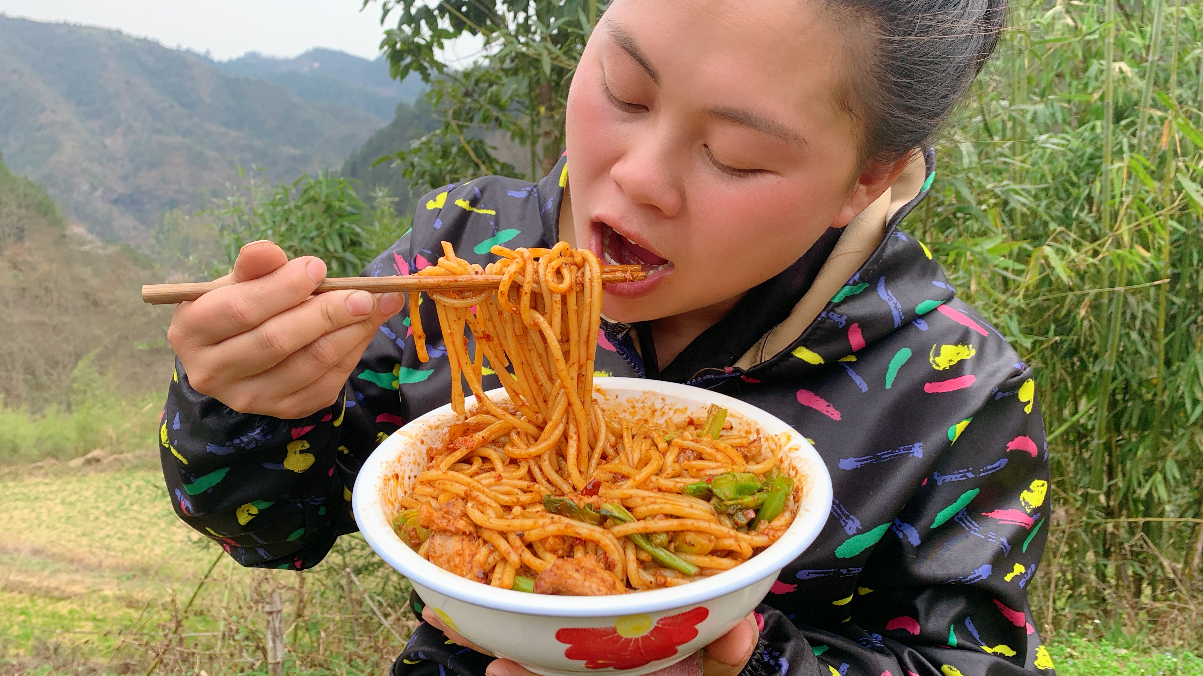 干完活做个爆辣炒米粉,加上蒜苗和菜苔,又香又辣大口嗦粉真过瘾