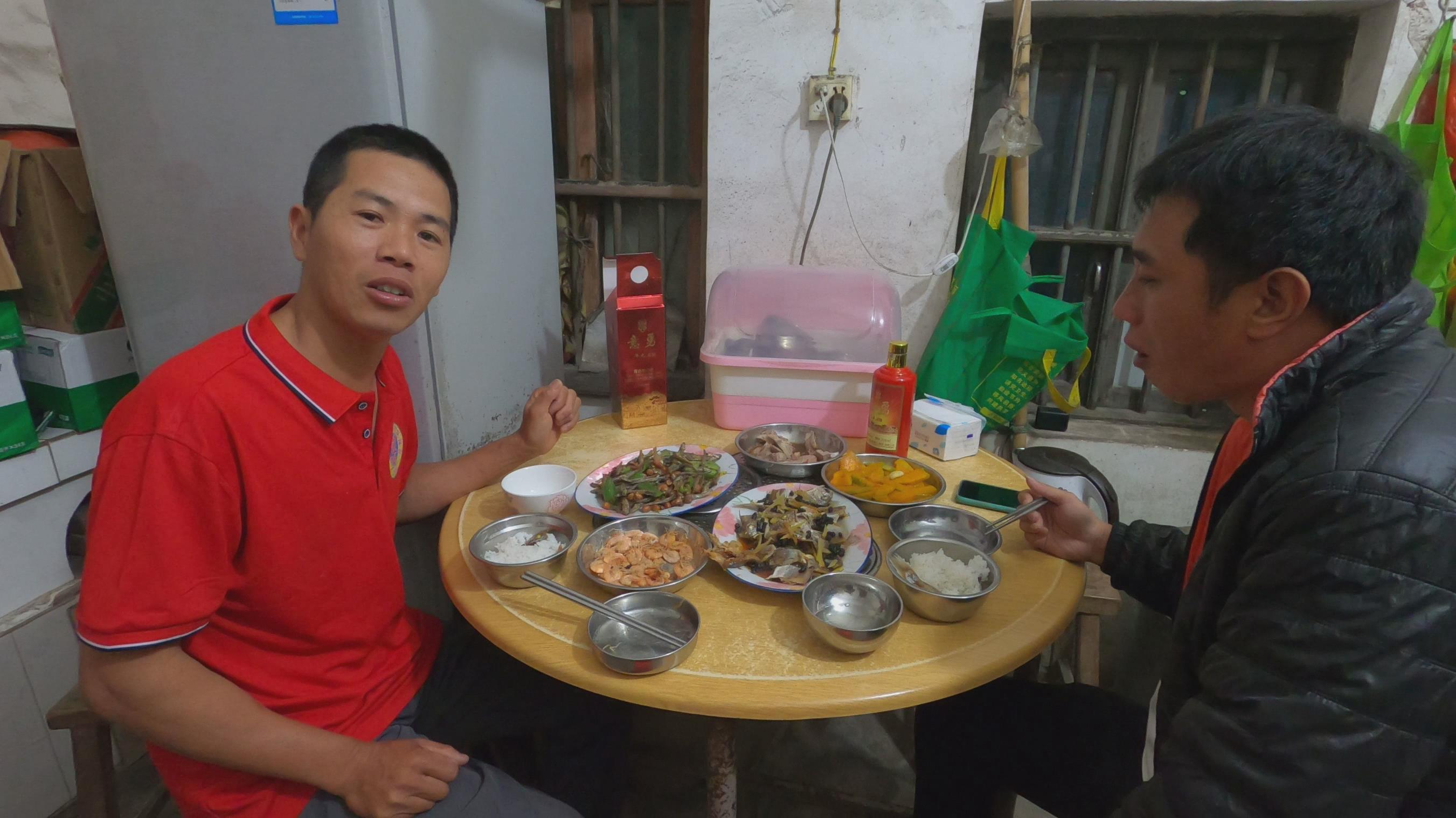 小池把鱼干弄几个下酒菜,跟海友整一杯,妻子提醒晚上还要去抓鱼