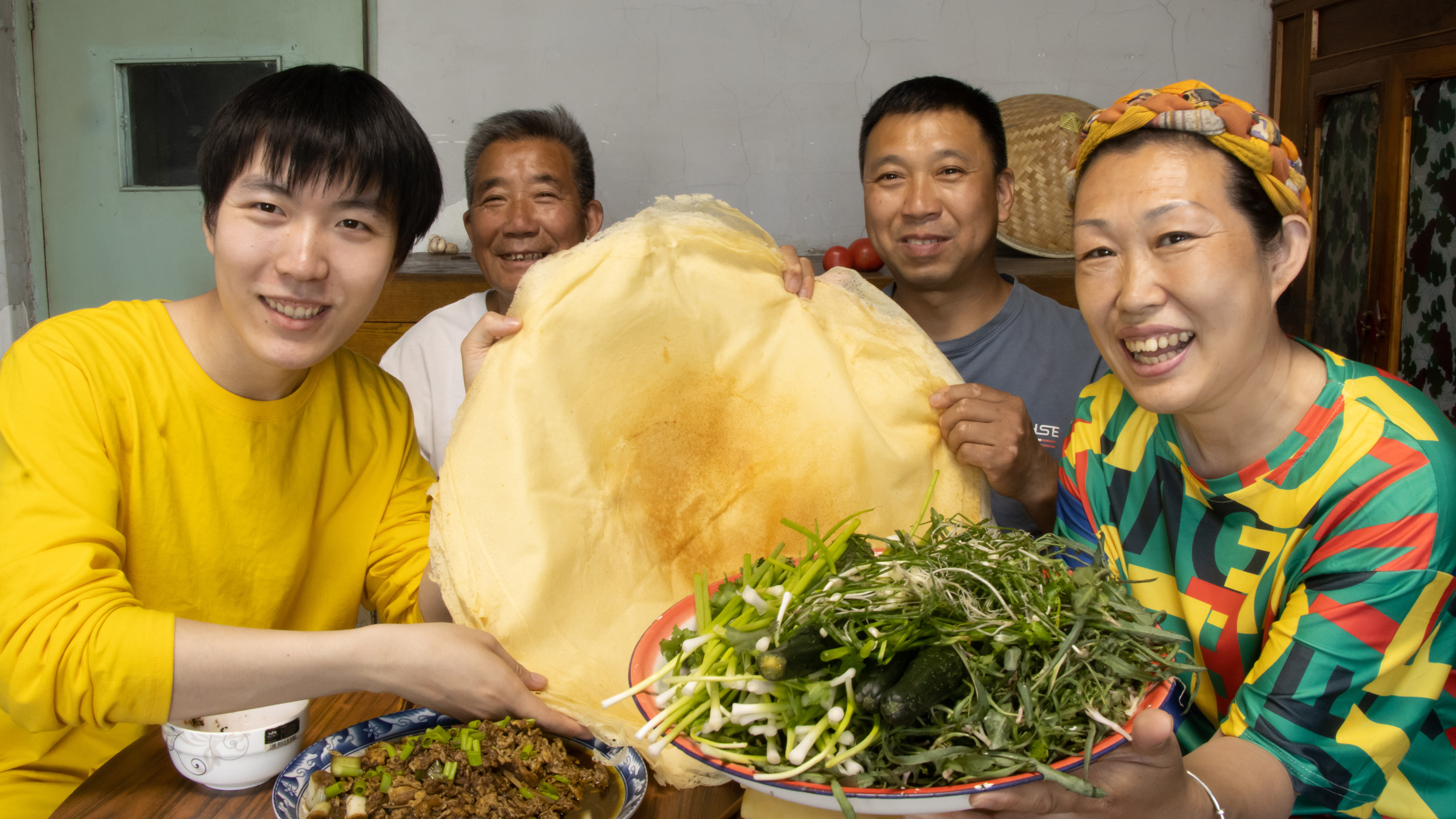 煎饼卷大葱,配鸡蛋酱卷上各种青菜,越嚼越香,老少三代吃过瘾了