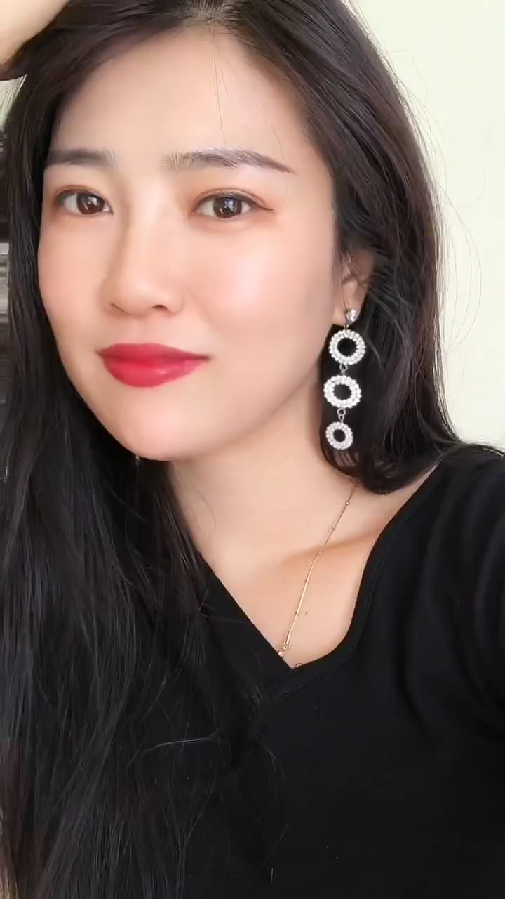 气质美女唇红齿白女人味十足