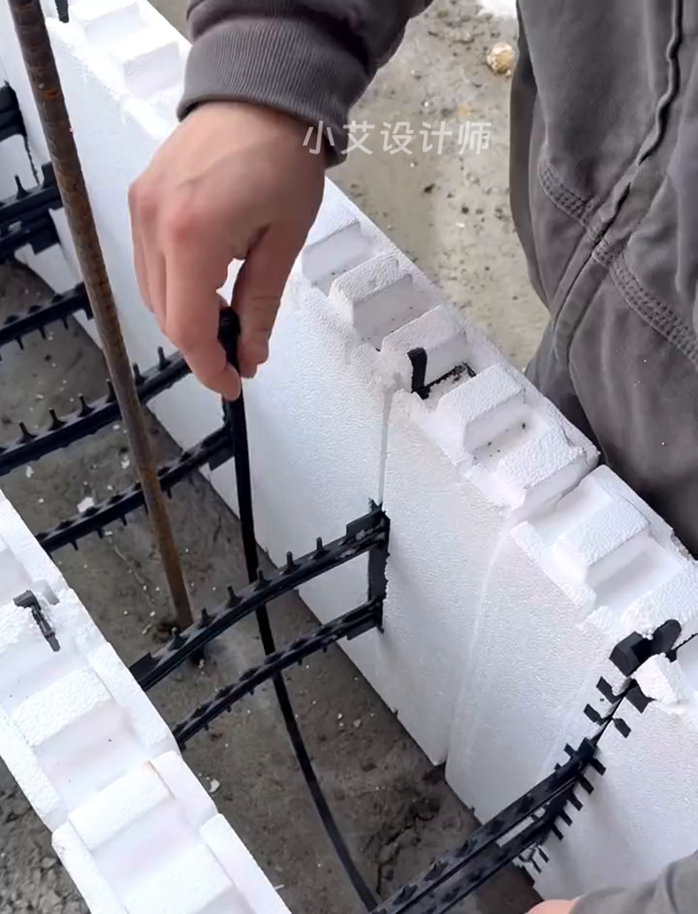 美国乡下盖房,拆完独立柱子后,老美师傅用泡沫做剪力墙模具,给房子打