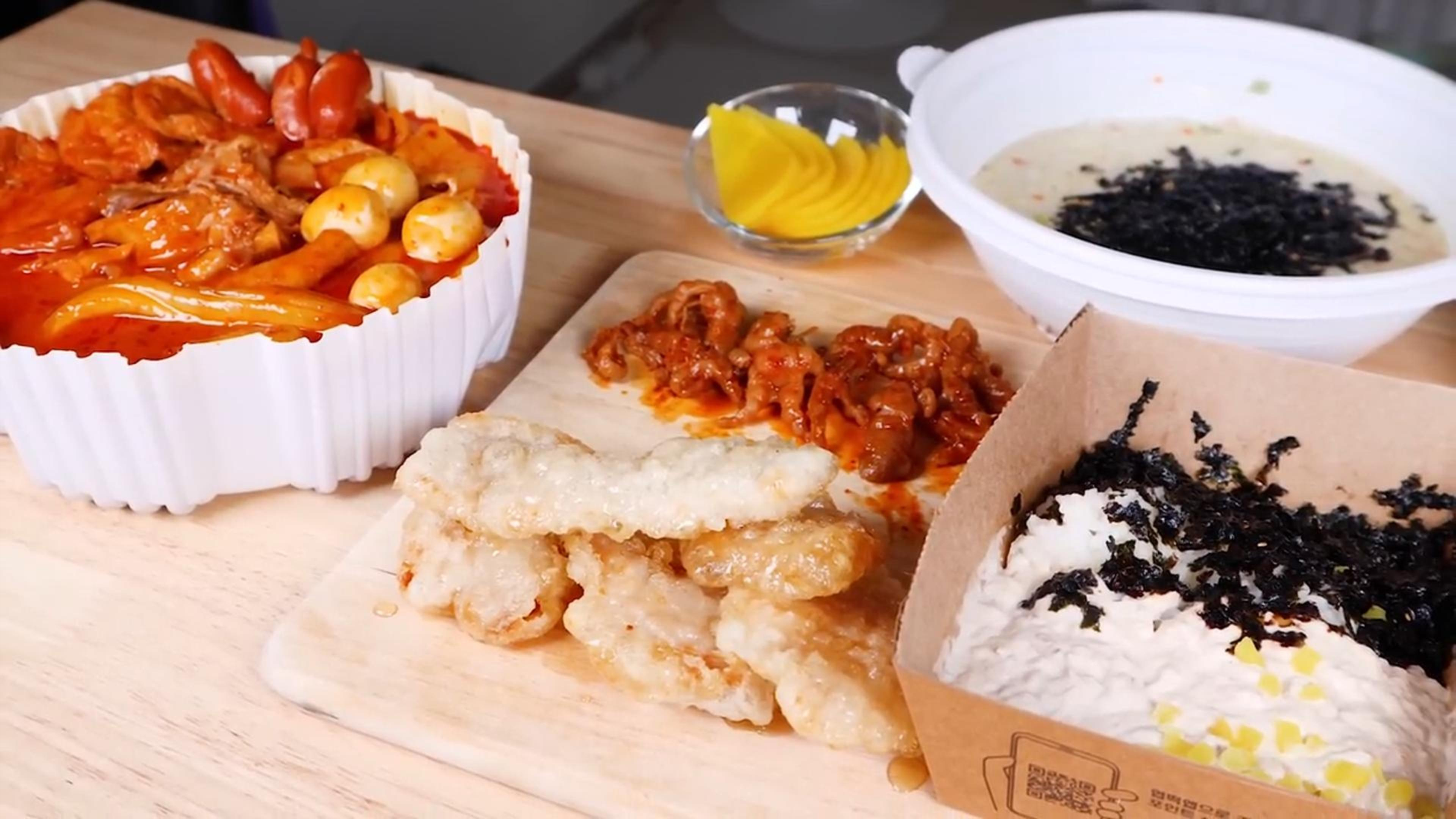 今天吃麻辣炒年糕、脆皮猪肉、金枪鱼蛋黄酱饭,好吃到停不下来