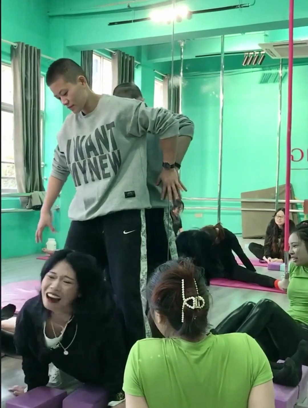 这就是舞蹈生压腿训练吗,太痛苦了,美女实在忍不住哭出了声!