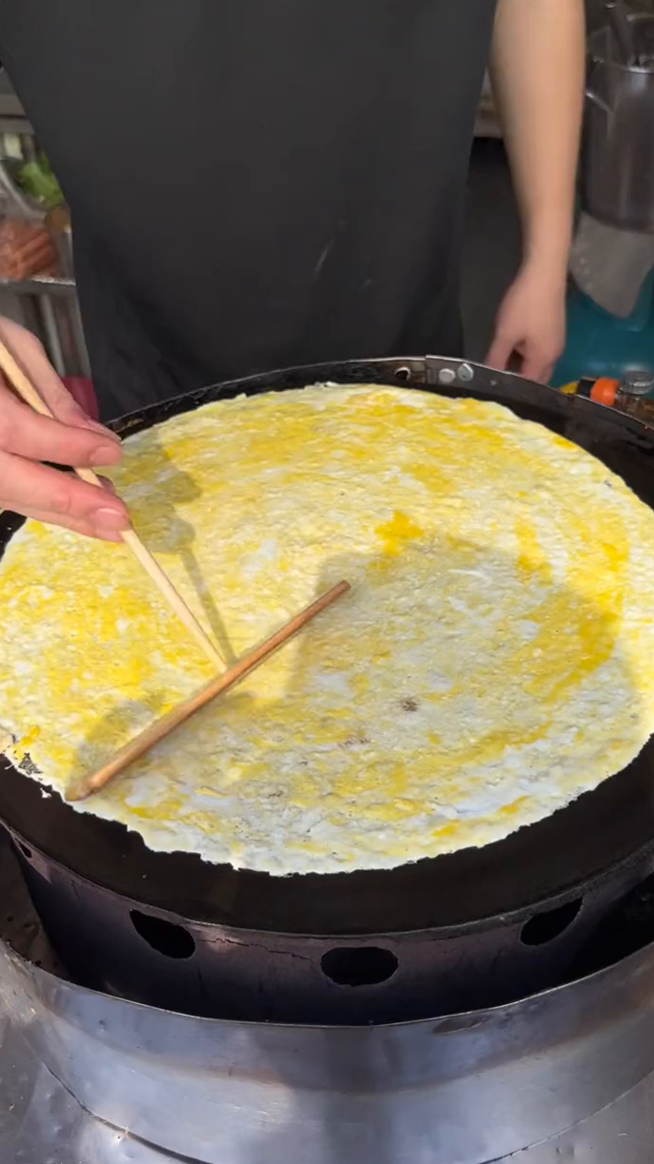 十年煎饼老师傅在线摊鸡蛋饼!太治愈了!