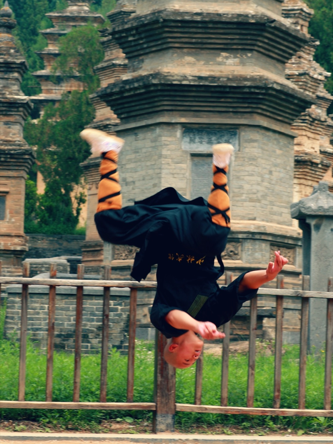 少林武僧恒乐路过嵩山少林寺塔林翻几个