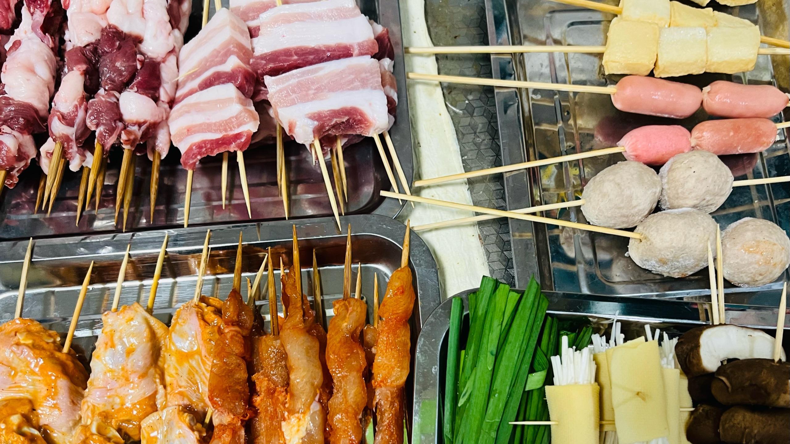 泉哥烧烤小摊儿出摊啦!羊肉串五花肉鸡翅鸡肉串鱼豆腐～来吃呀!