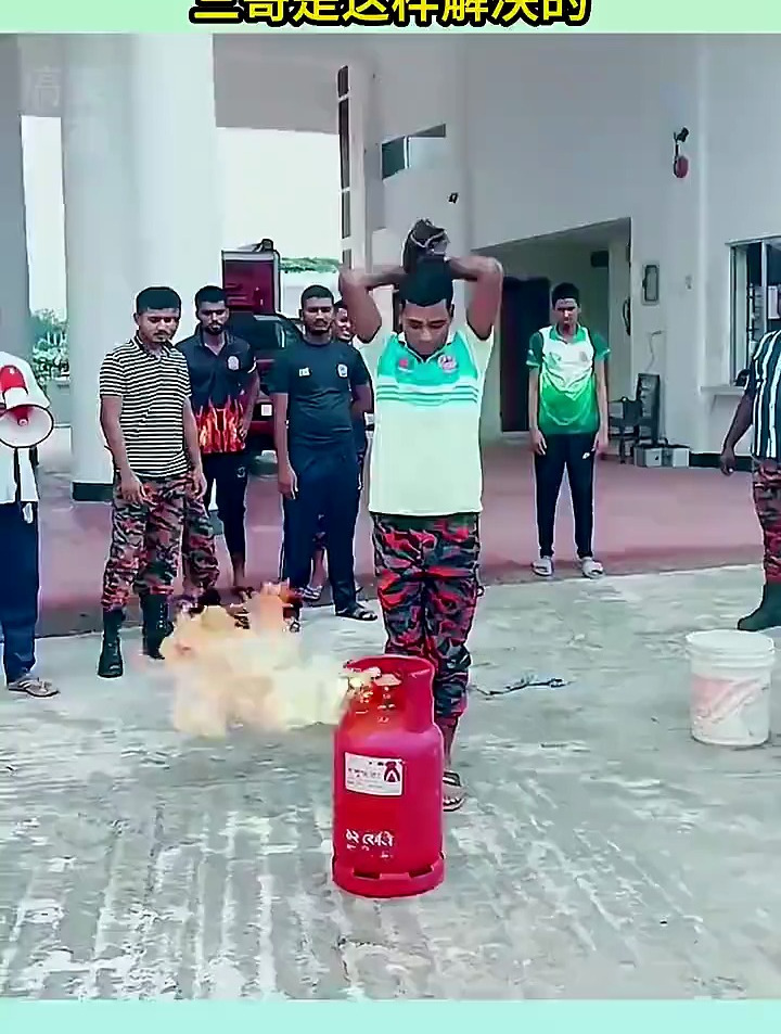 印度消防员进行消防演习,煤气罐起火,三哥是这样解决的!-度小视