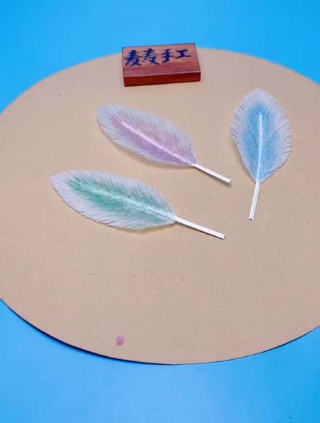 一次性口罩消过毒后,做漂亮的羽毛书签-度小视