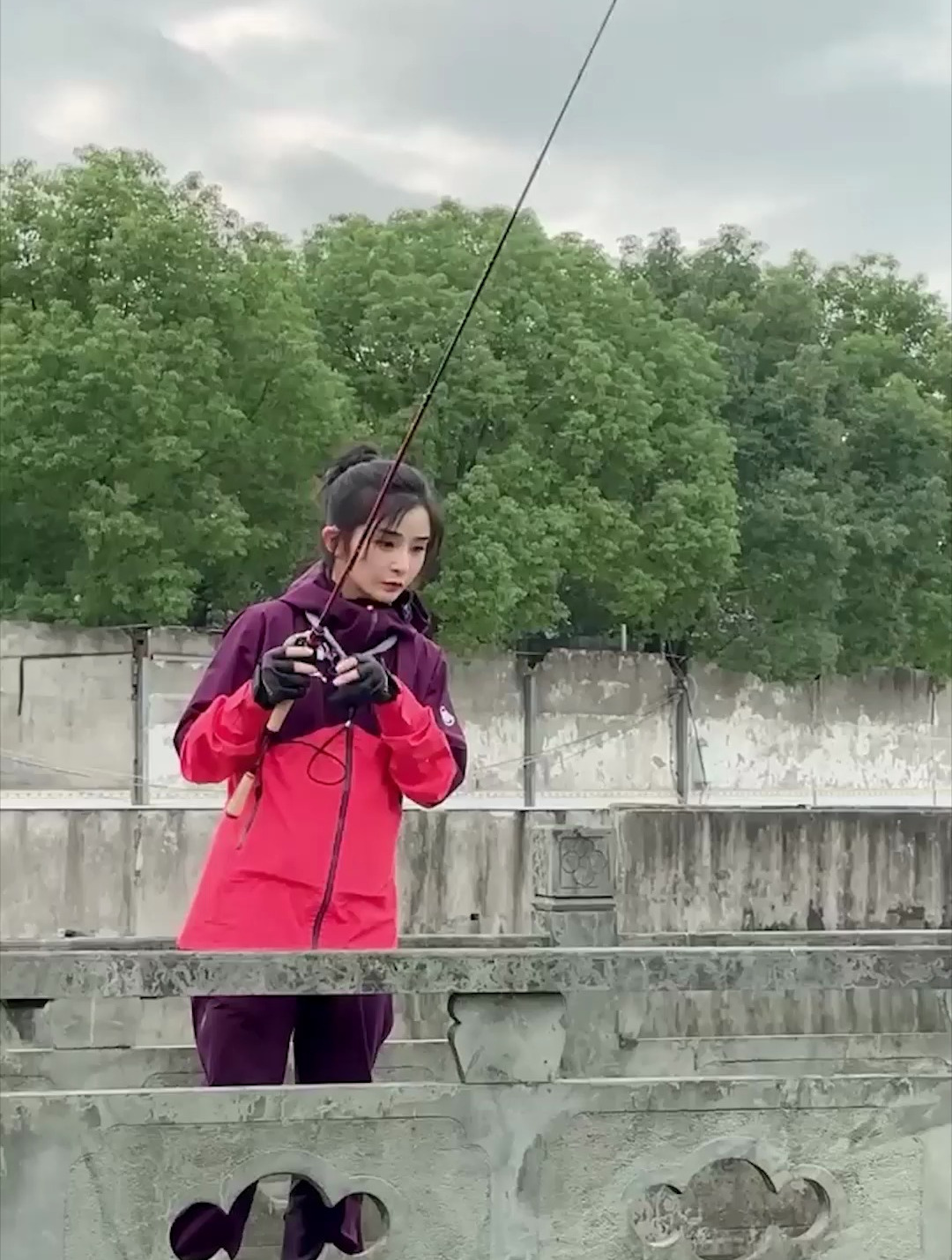 果然好看的小姐姐钓个鱼都有人给准备啦啦队