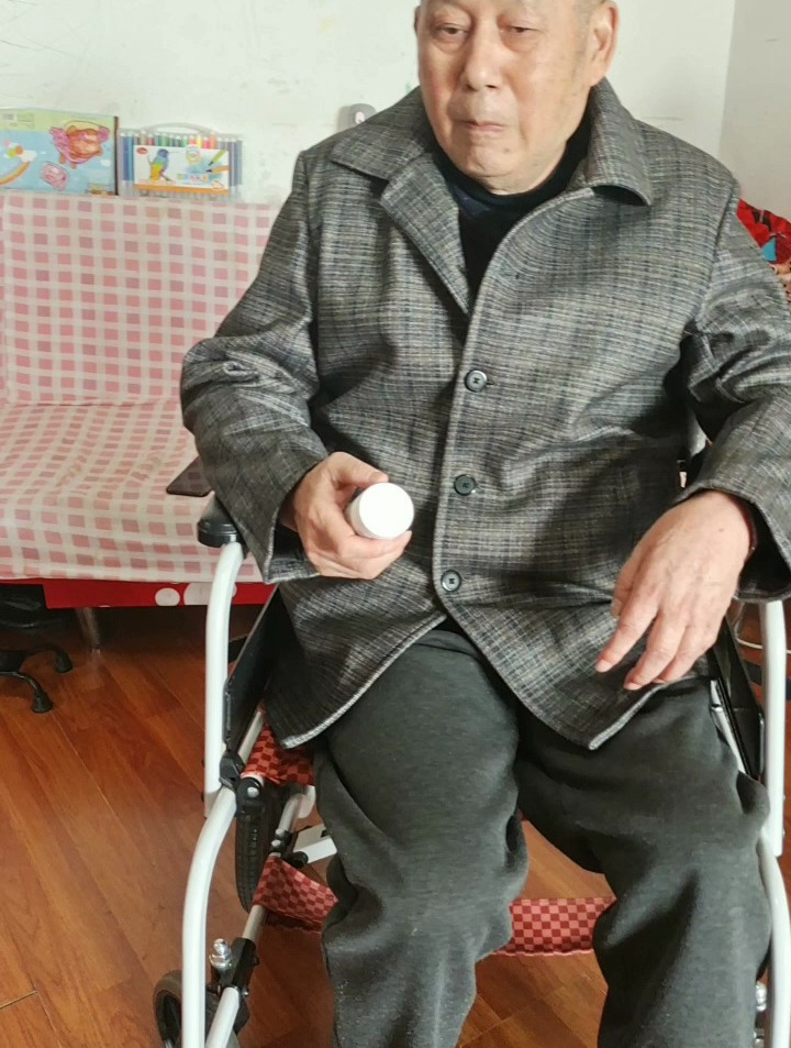 脑梗病人康复训练与药物恢复并进,合理用药,康复训练量由小到大-度小