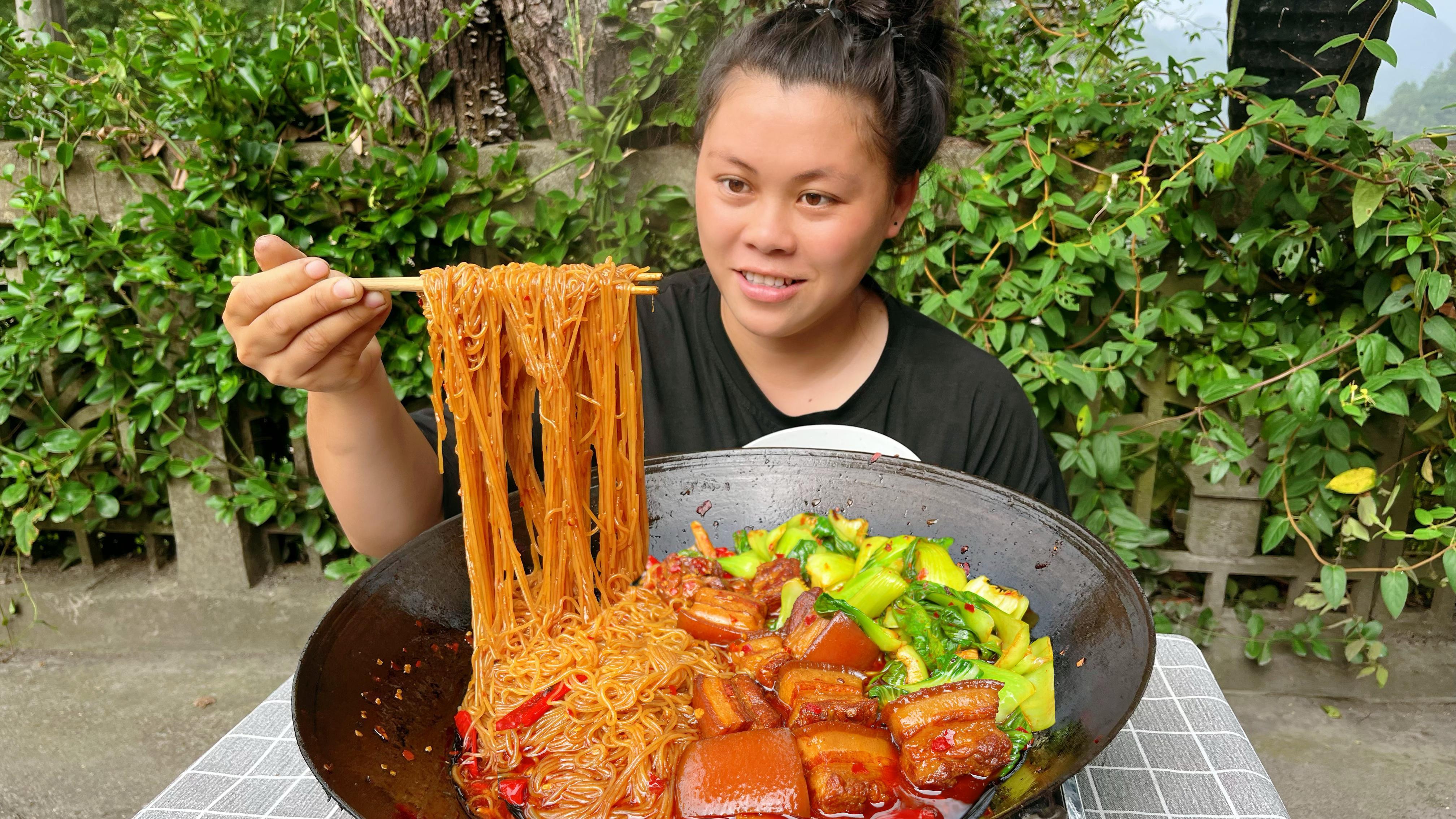 今天欧妹做一锅红烧肉，配上米粉和蔬菜，大口吃肉嗦粉真过瘾