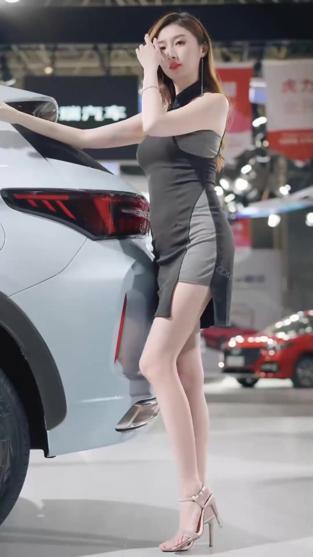 车模小姐姐肤白貌美大长腿,诱人的身材太撩人了,这身材你打几分