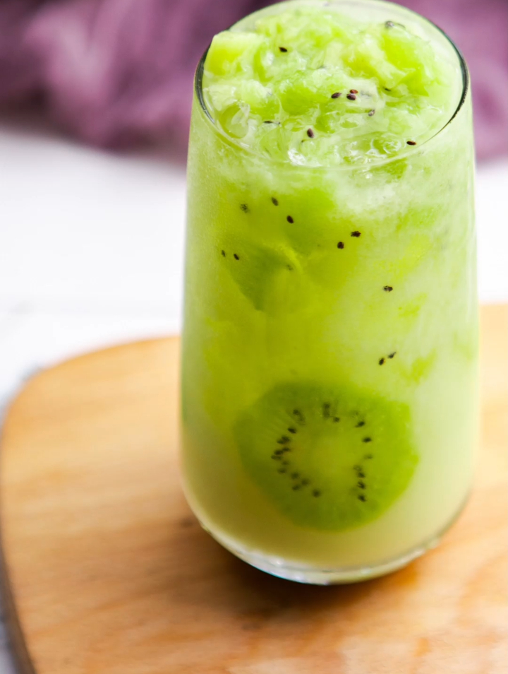 炎热天气就要吃冰爽饮品!今天来一杯奇异果养乐多喝喝吧!