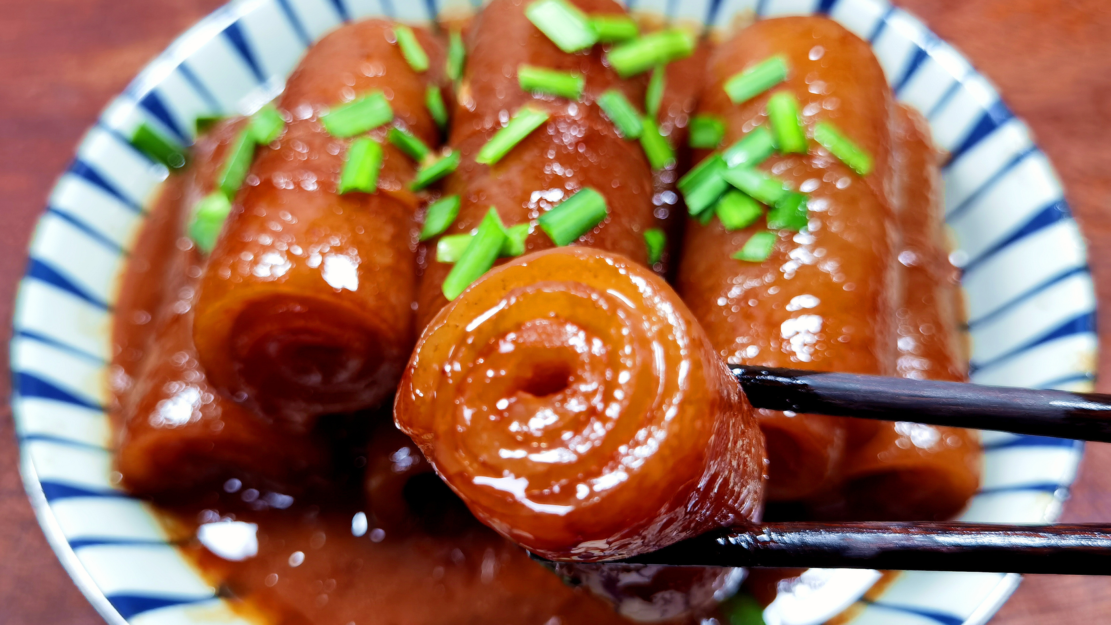 别小瞧了猪皮，学会这样做，比吃红烧肉还香，好吃不油腻，真解馋