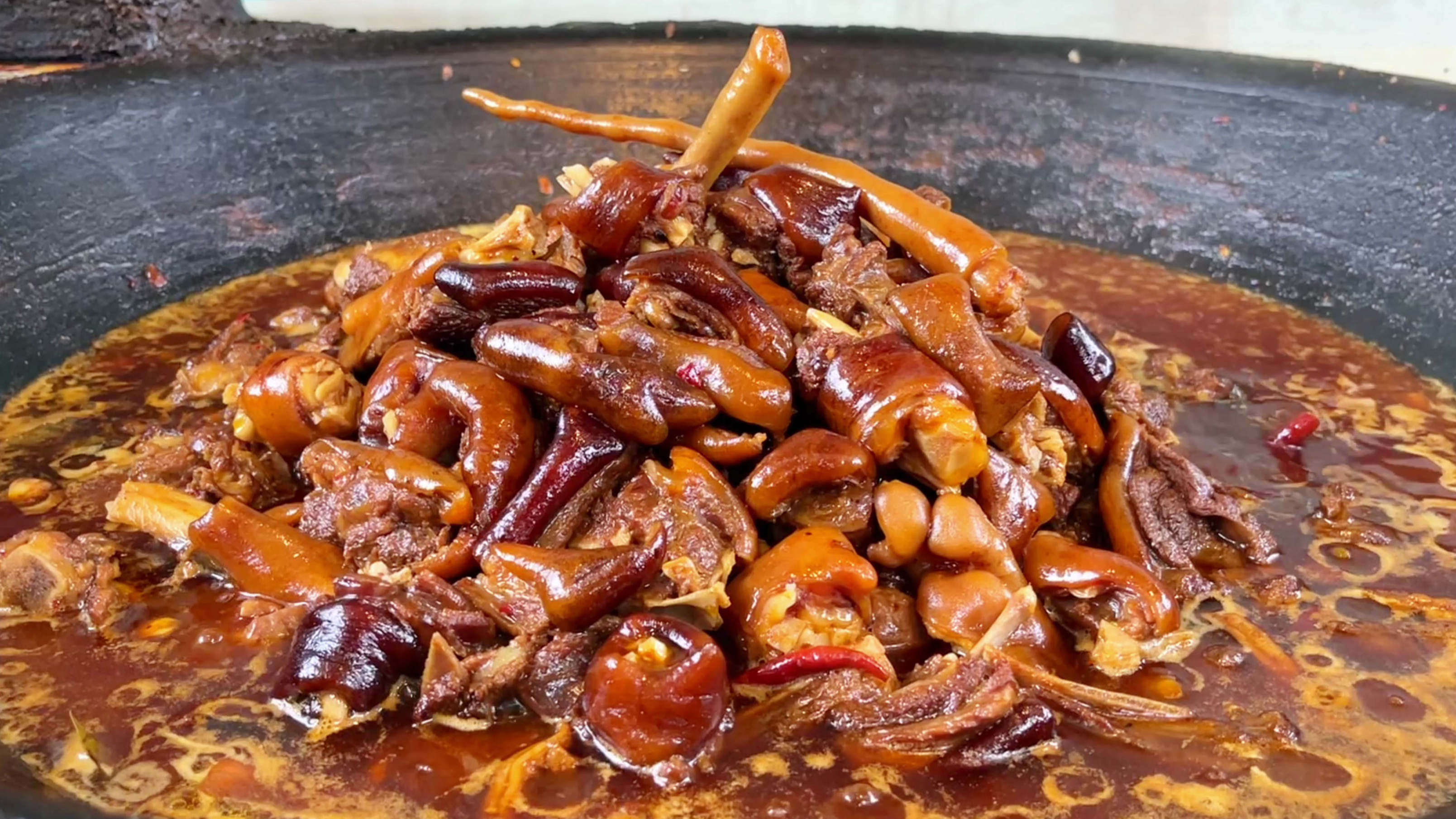 湖南大叔做香肉10年,皮脆肉香有回味,出锅那一刻,真解馋!