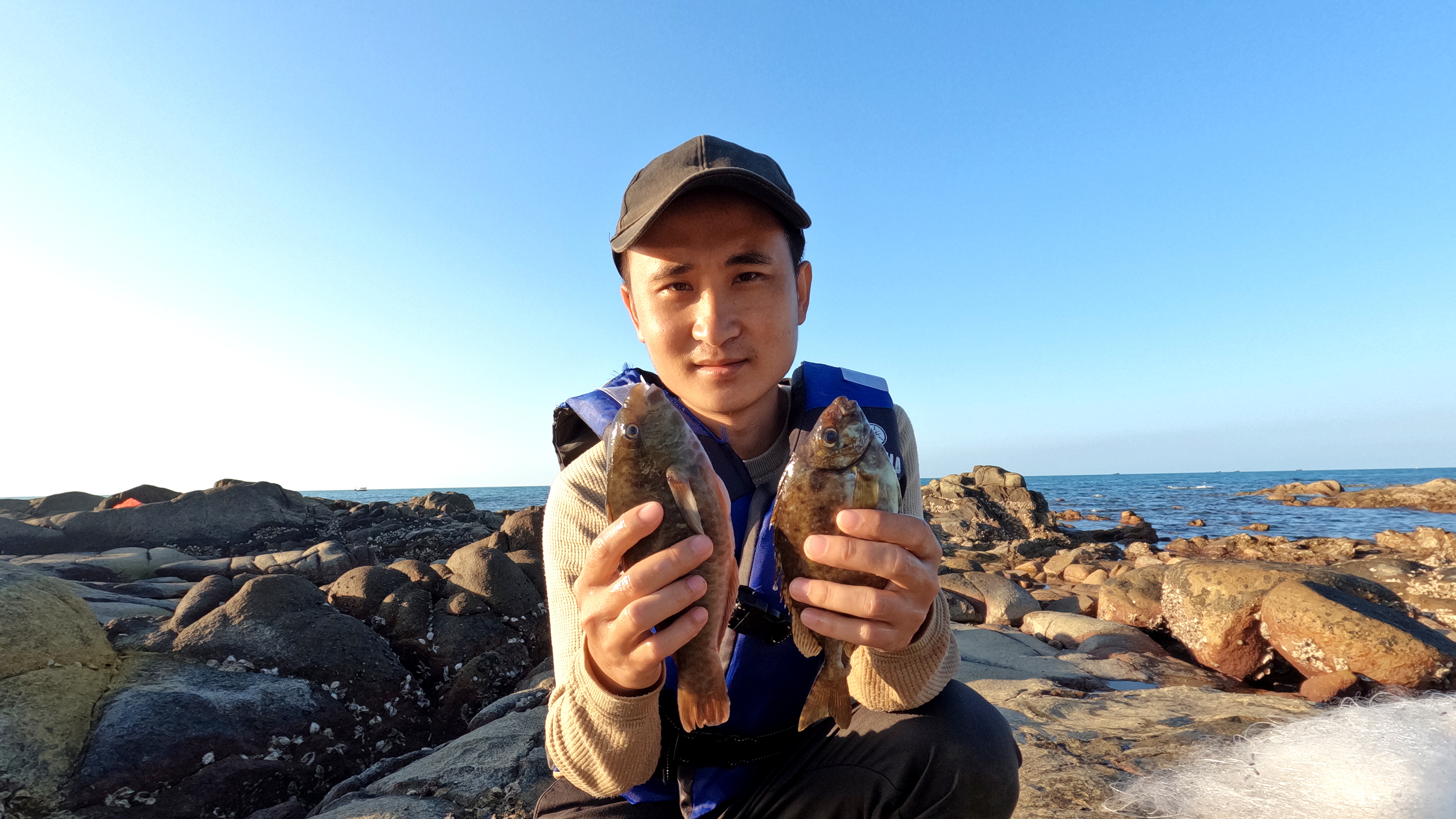 小伙赶海收获不少,回家后和妻子拿自制萝卜干焖海鱼,味道好极了