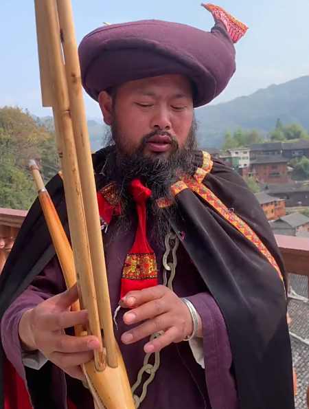 苗王真的太难了,紧急培训阿哥吹芦笙,就怕你们花带讨不到-度小视