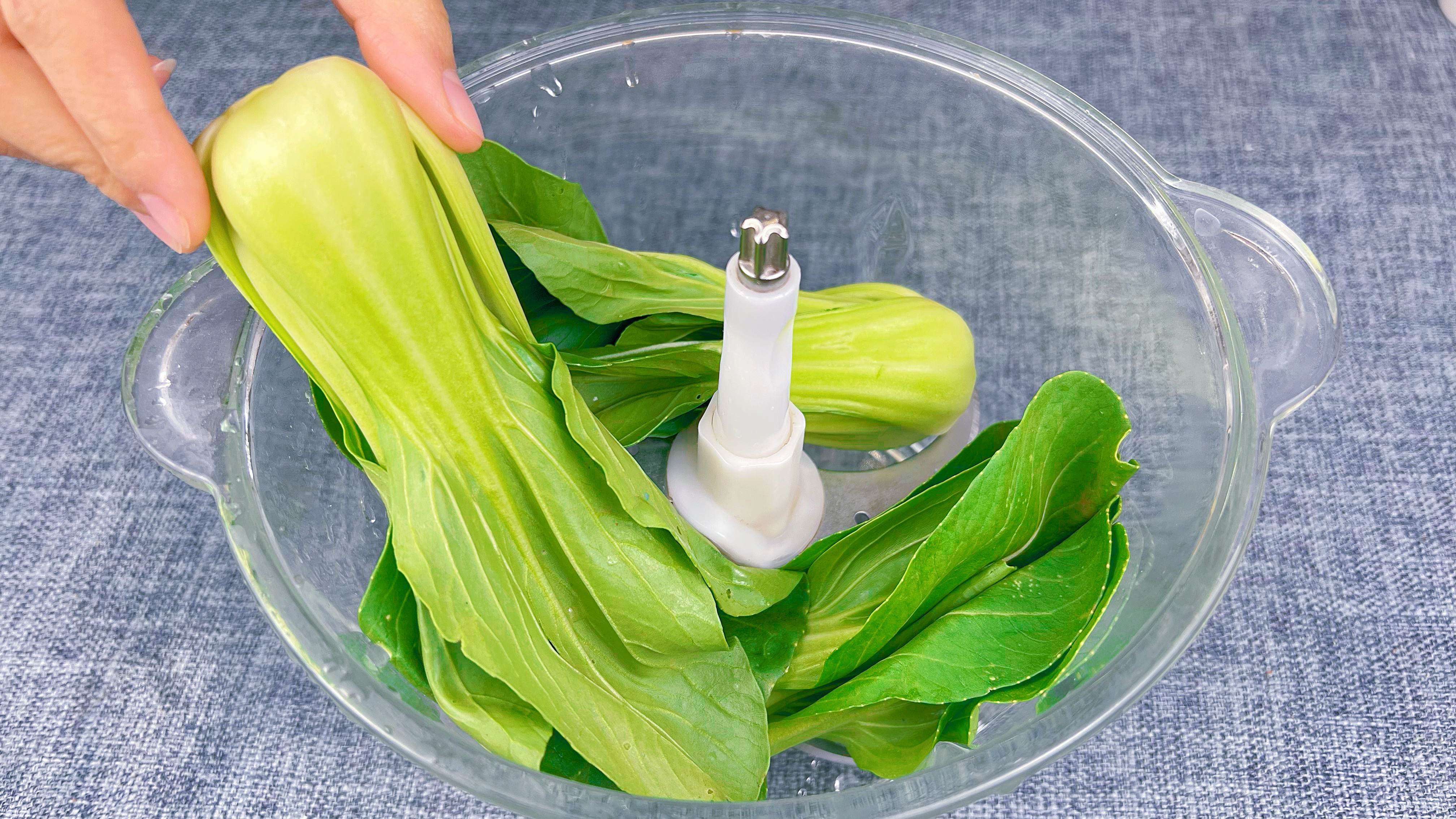 青菜放入绞肉机中搅一搅，出锅瞬间变美食，第一次见这种做法，香