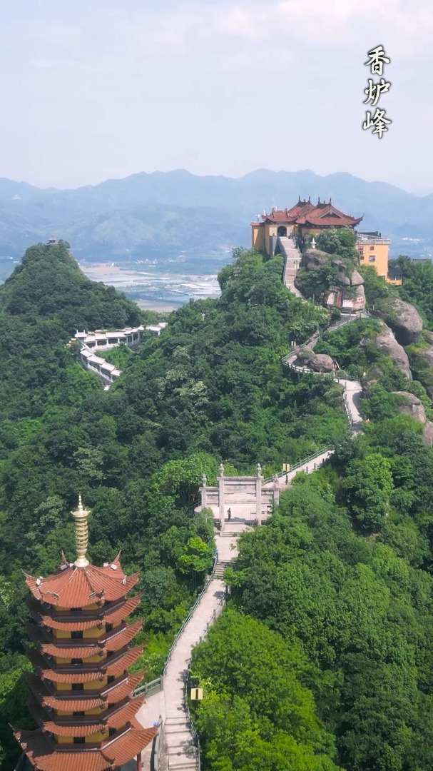 许银炜:绍兴南镇会稽山香炉峰,峰顶呈方形,形似香炉,因此得名