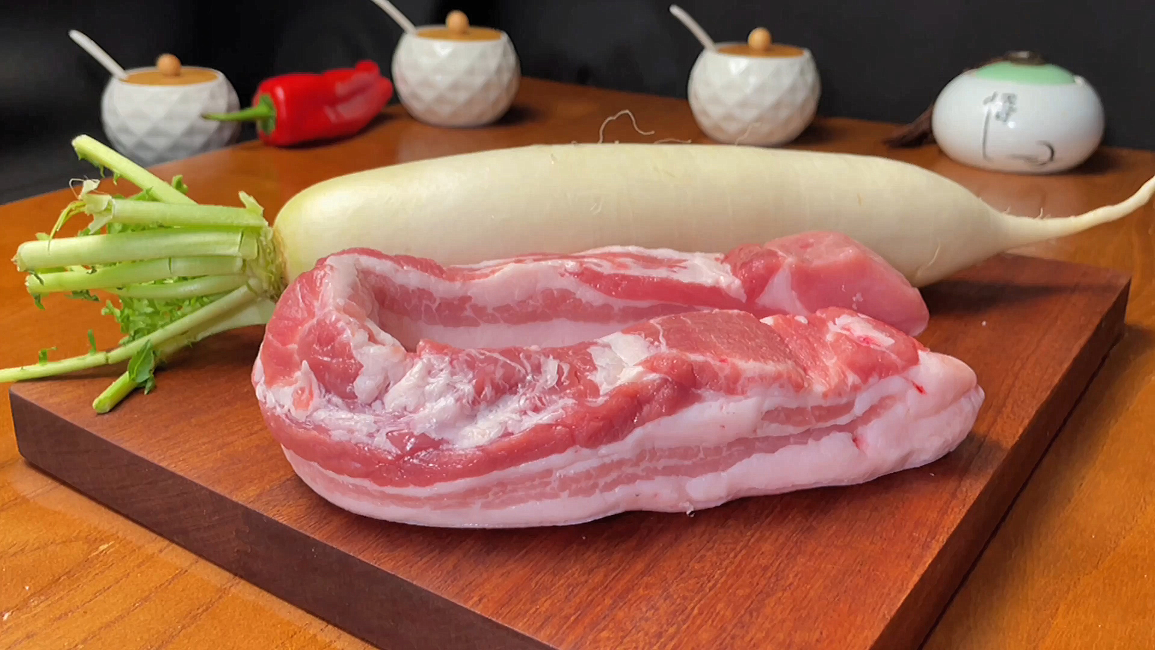 天冷了要多吃萝卜,加一块五花肉,教你好吃做法,我家顿顿吃不腻